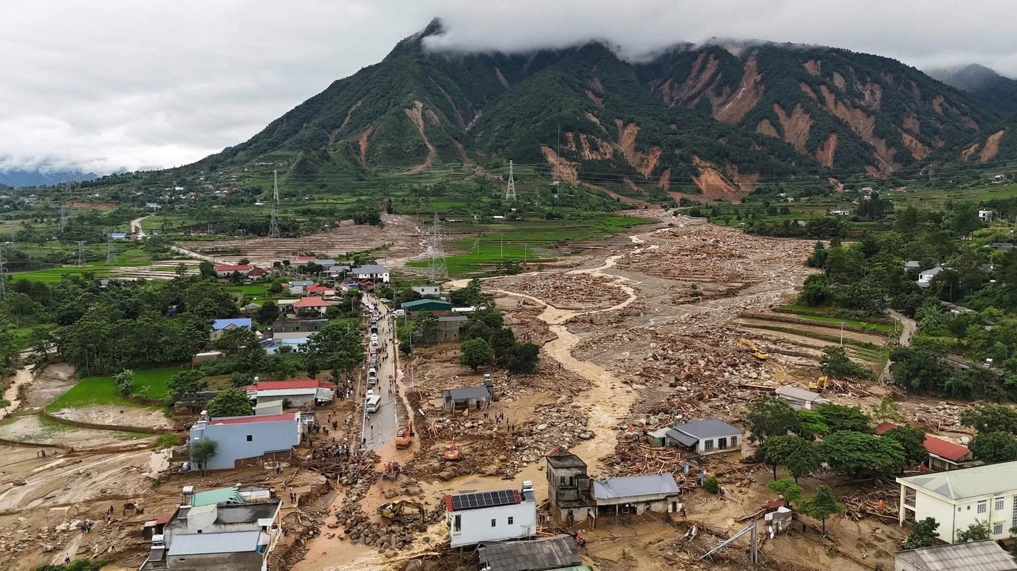 Lai Châu tan hoang sau lũ, hàng trăm hộ dân lại di dời khẩn trong đêm - Ảnh 4.