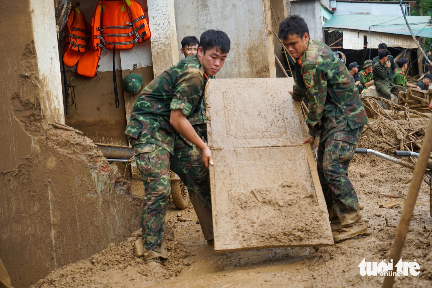 Lai Châu tan hoang sau lũ, hàng trăm hộ dân lại di dời khẩn trong đêm - Ảnh 3.