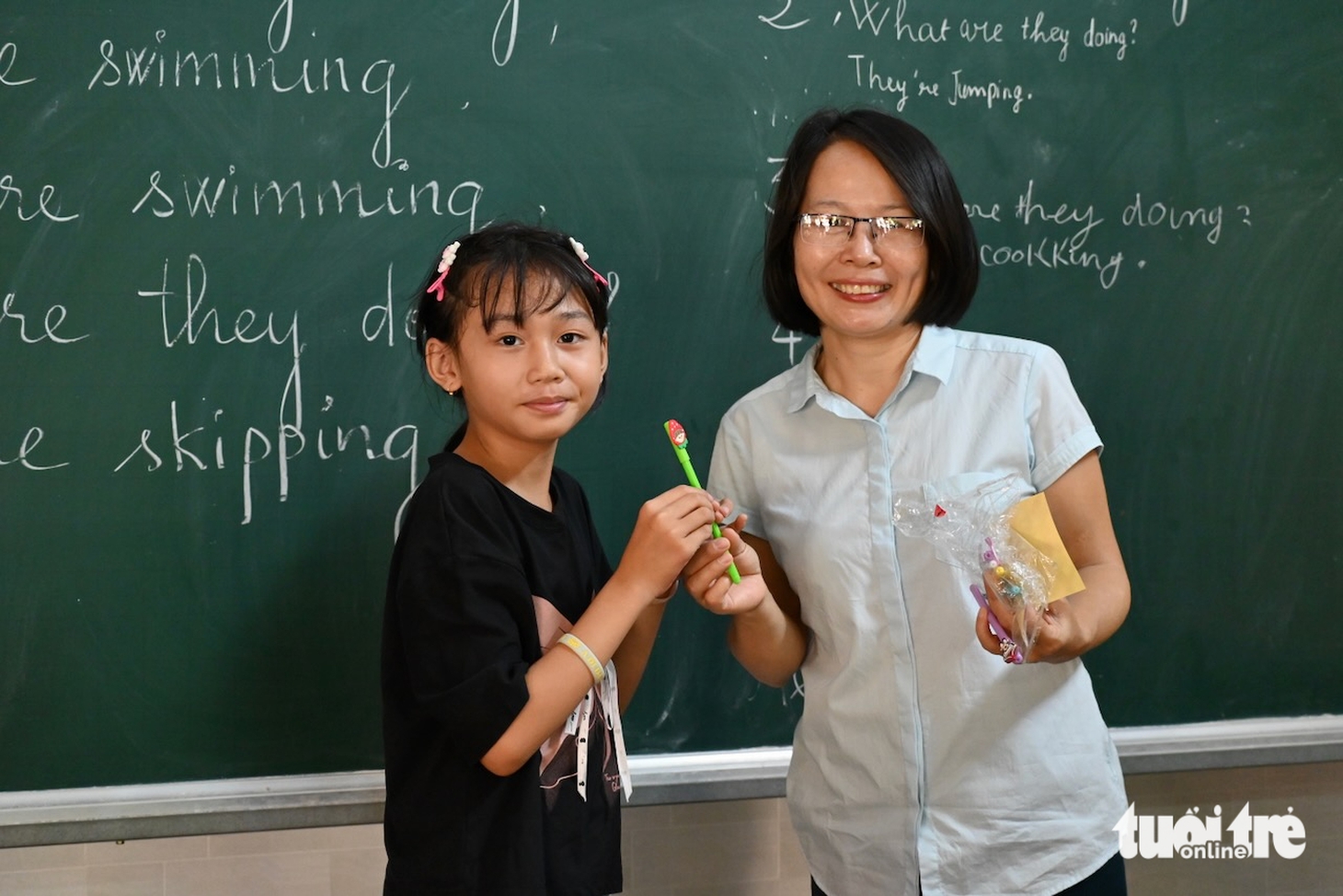 Lớp học tiếng Anh dưới mái chùa, trò nghèo học cả chữ lẫn đức - Ảnh 5.