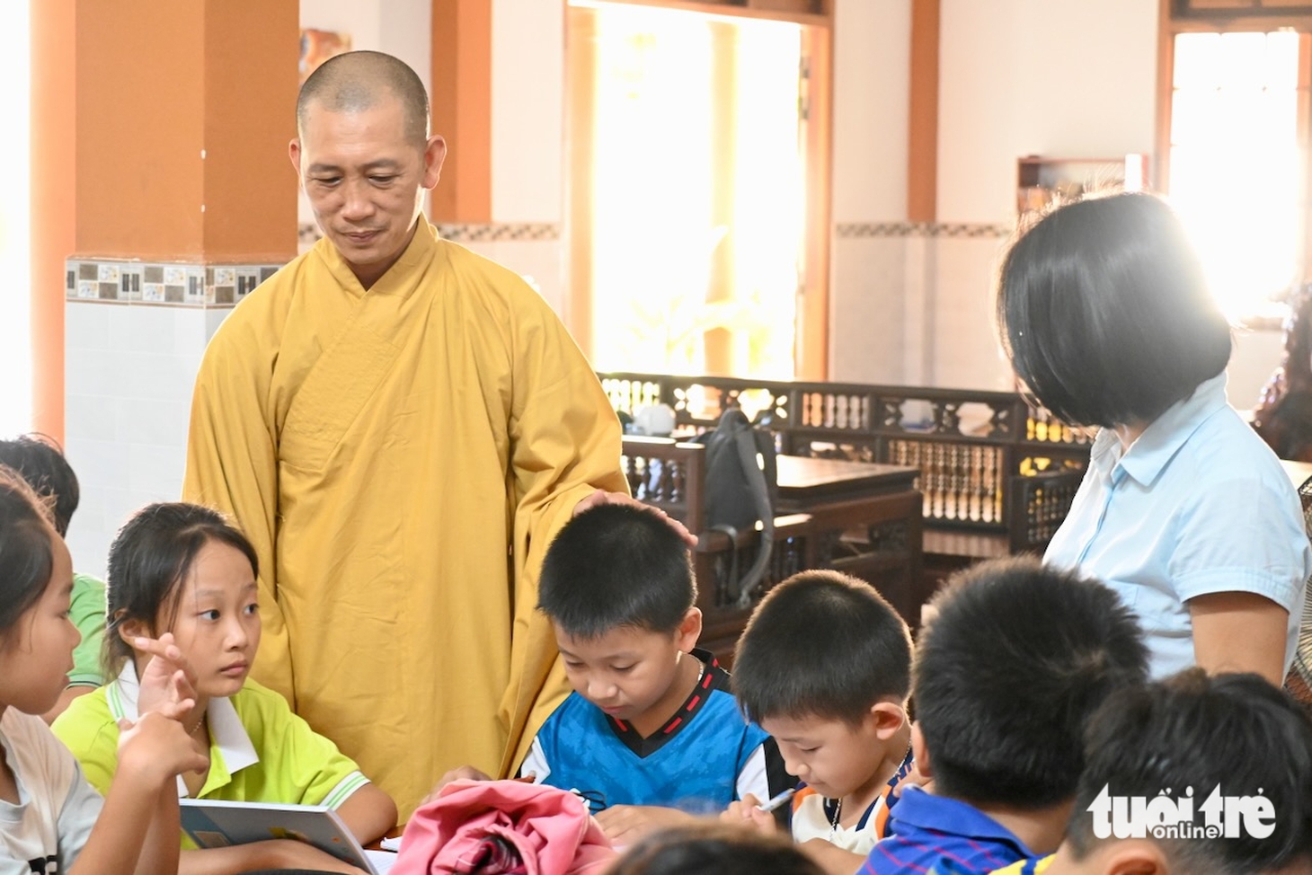 Lớp học tiếng Anh dưới mái chùa, trò nghèo học cả chữ lẫn đức - Ảnh 7.