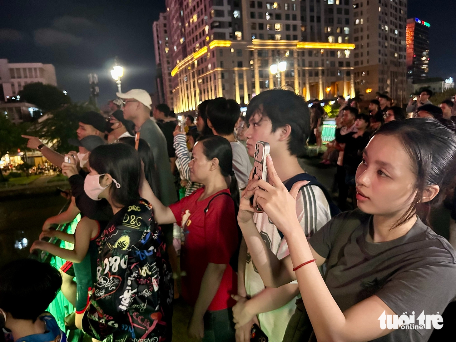 Pháo hoa rực sáng bầu trời TP.HCM mừng 50 năm thành phố mang tên Bác - Ảnh 8.