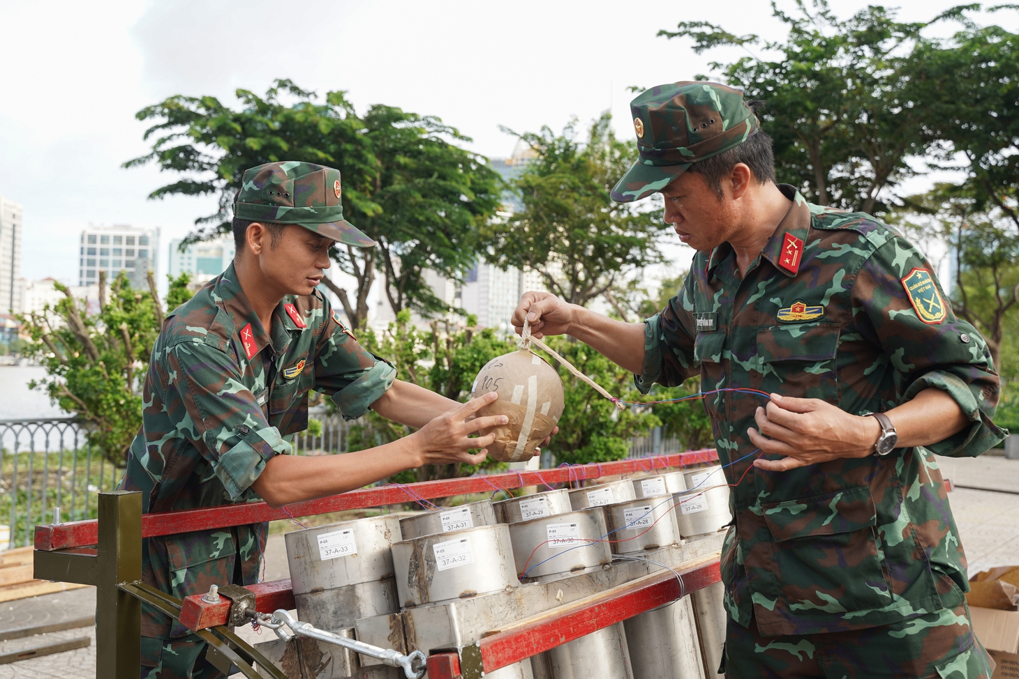Cận cảnh trận địa pháo hoa tầm cao tại trung tâm TP chuẩn bị khai hỏa vào tối 2-7 - Ảnh 11.