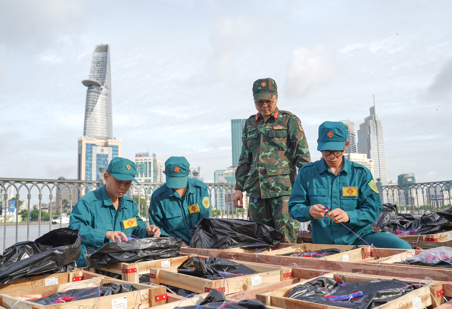 Cận cảnh trận địa pháo hoa tầm cao tại trung tâm TP chuẩn bị khai hỏa vào tối 2-7 - Ảnh 1.