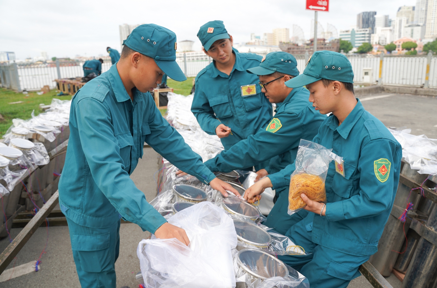 Cận cảnh trận địa pháo hoa tầm cao tại trung tâm TP chuẩn bị khai hỏa vào tối 2-7 - Ảnh 13.