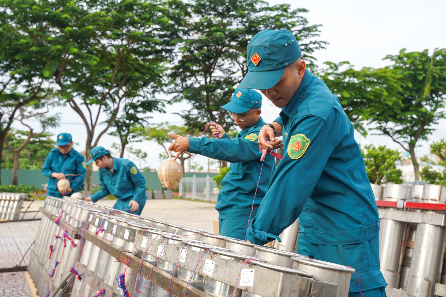 Cận cảnh trận địa pháo hoa tầm cao tại trung tâm TP chuẩn bị khai hỏa vào tối 2-7 - Ảnh 10.