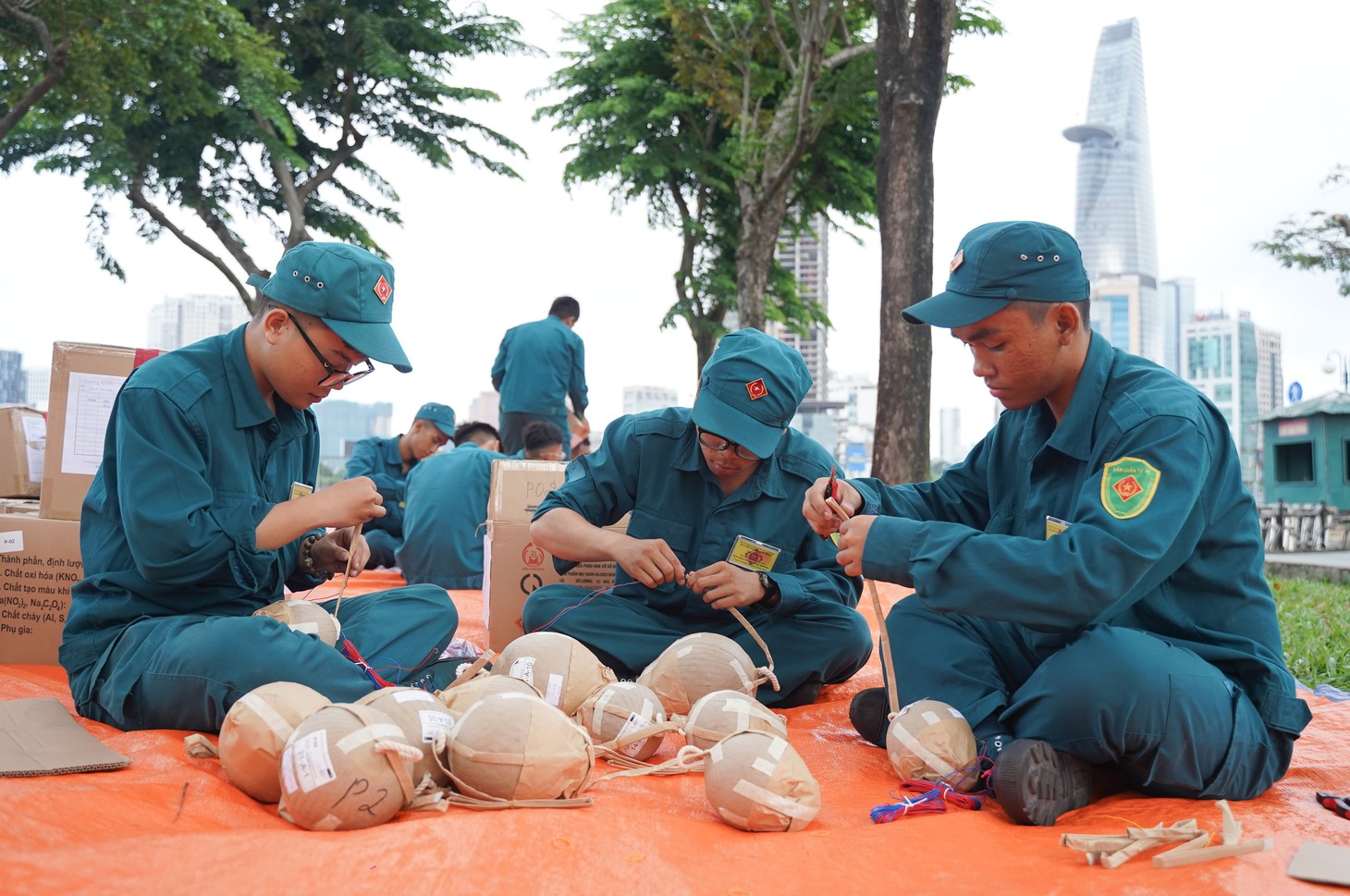 Cận cảnh trận địa pháo hoa tầm cao tại trung tâm TP chuẩn bị khai hỏa vào tối 2-7 - Ảnh 7.