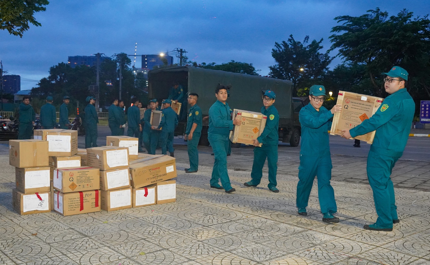Cận cảnh trận địa pháo hoa tầm cao tại trung tâm TP chuẩn bị khai hỏa vào tối 2-7 - Ảnh 2.