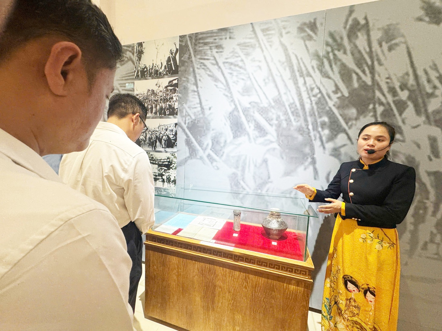Cảm động bức thư gửi mẹ được giấu kỹ trong ống tre chôn dưới đất - Ảnh 2.