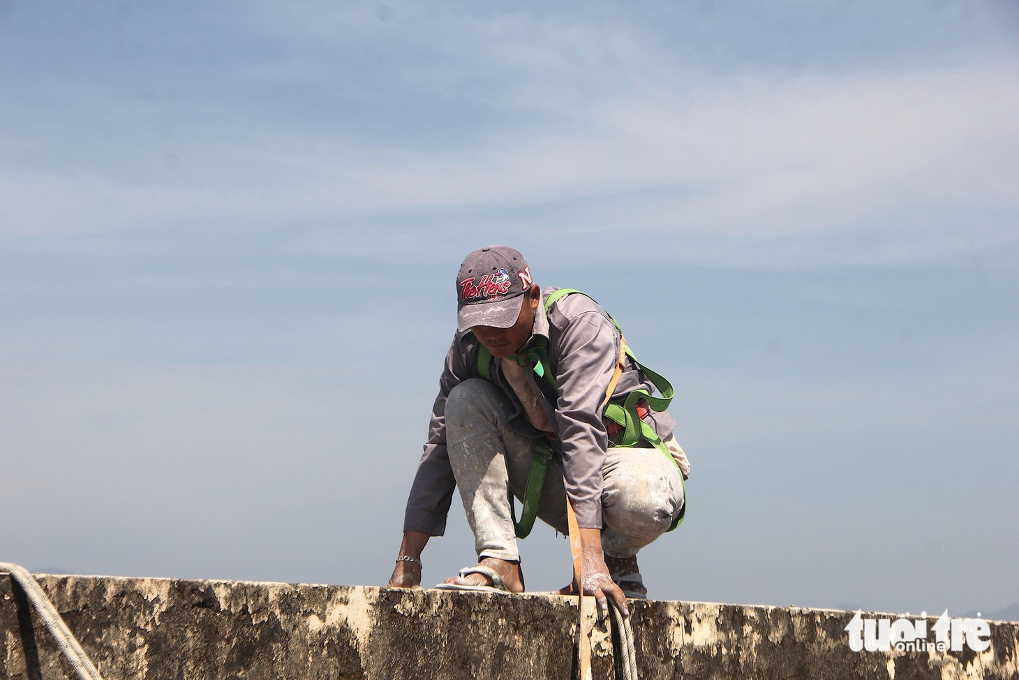 Đu mình mưu sinh giữa lưng chừng trời dưới nắng nóng 40 độ miền Trung - Ảnh 22.