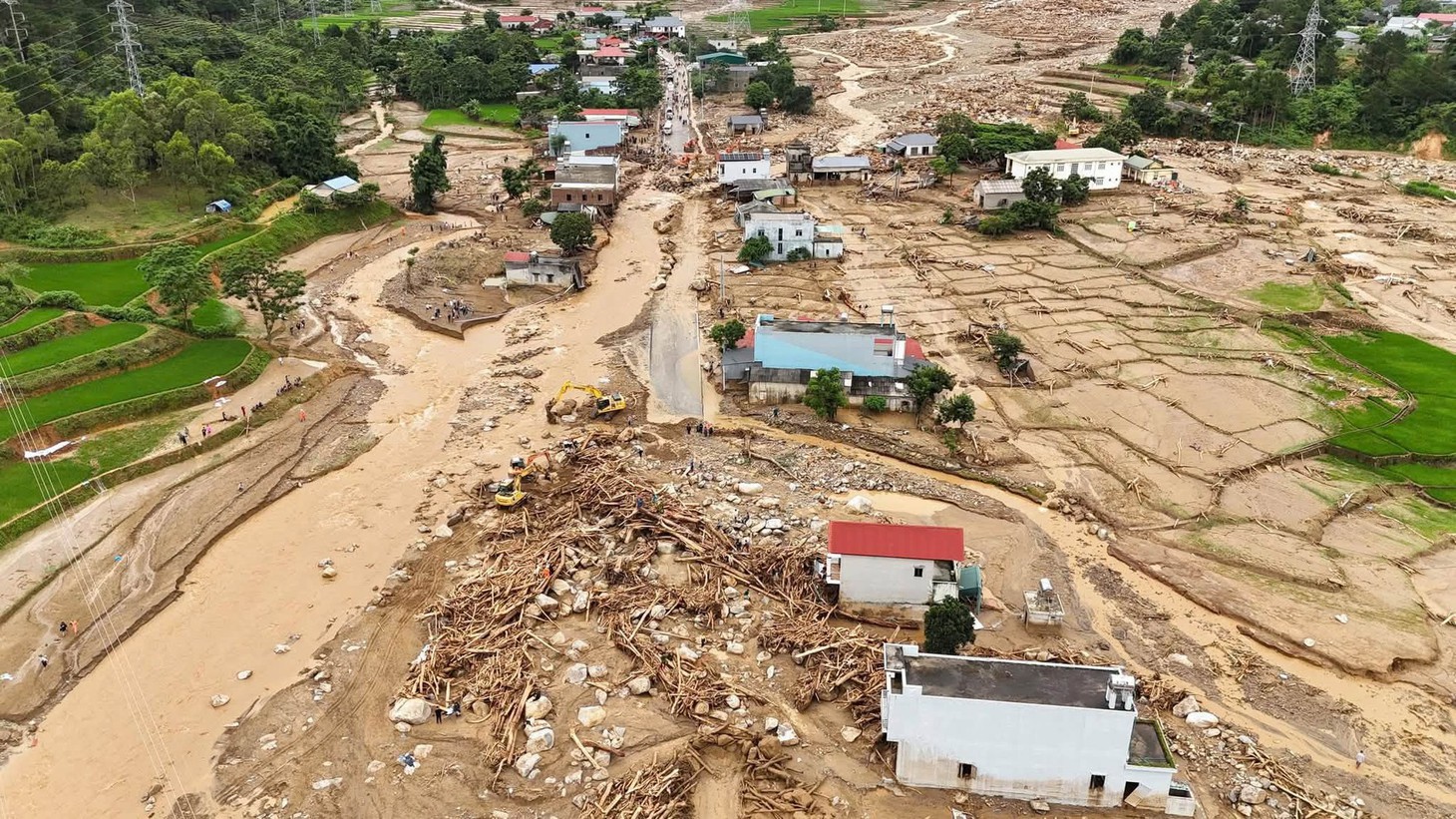 Mường Than sau lũ: Cơ nghiệp tiền tỉ tan hoang, bát hương thờ mẹ bằng thân cây chuối - Ảnh 8.