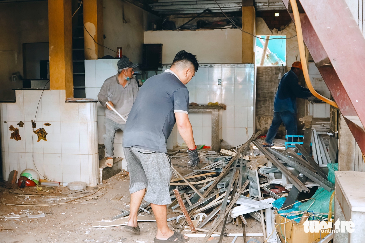Nhiều hộ dân tất bật di dời, bàn giao mặt bằng mở rộng đường Trần Bình Trọng - Ảnh 2.
