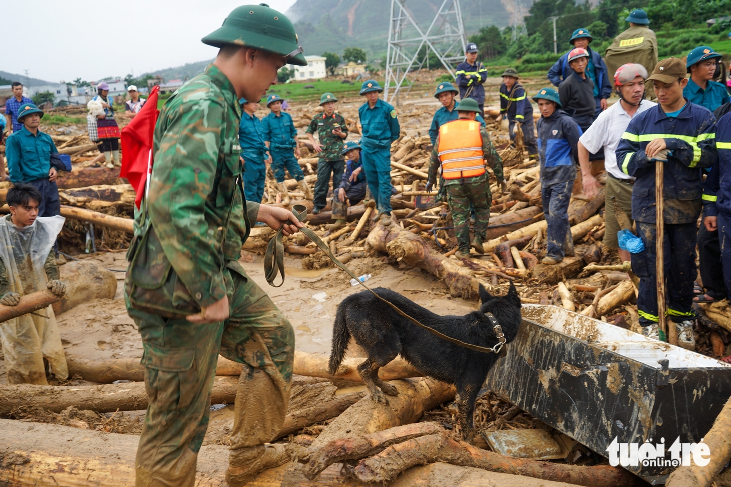 Mường Than sau lũ: Cơ nghiệp tiền tỉ tan hoang, bát hương thờ mẹ bằng thân cây chuối - Ảnh 6.