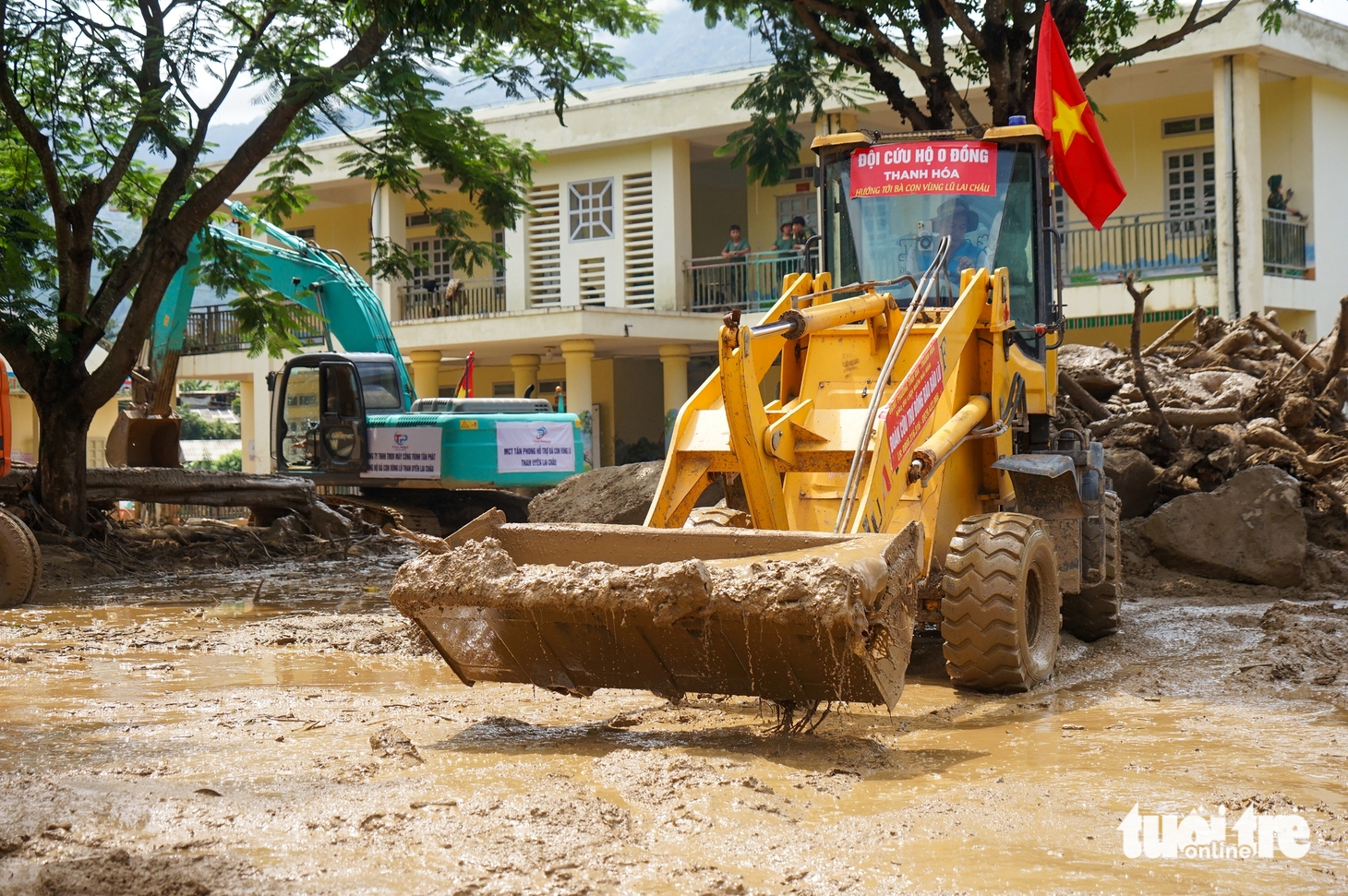Mường Than sau lũ: Cơ nghiệp tiền tỉ tan hoang, bát hương thờ mẹ bằng thân cây chuối - Ảnh 4.
