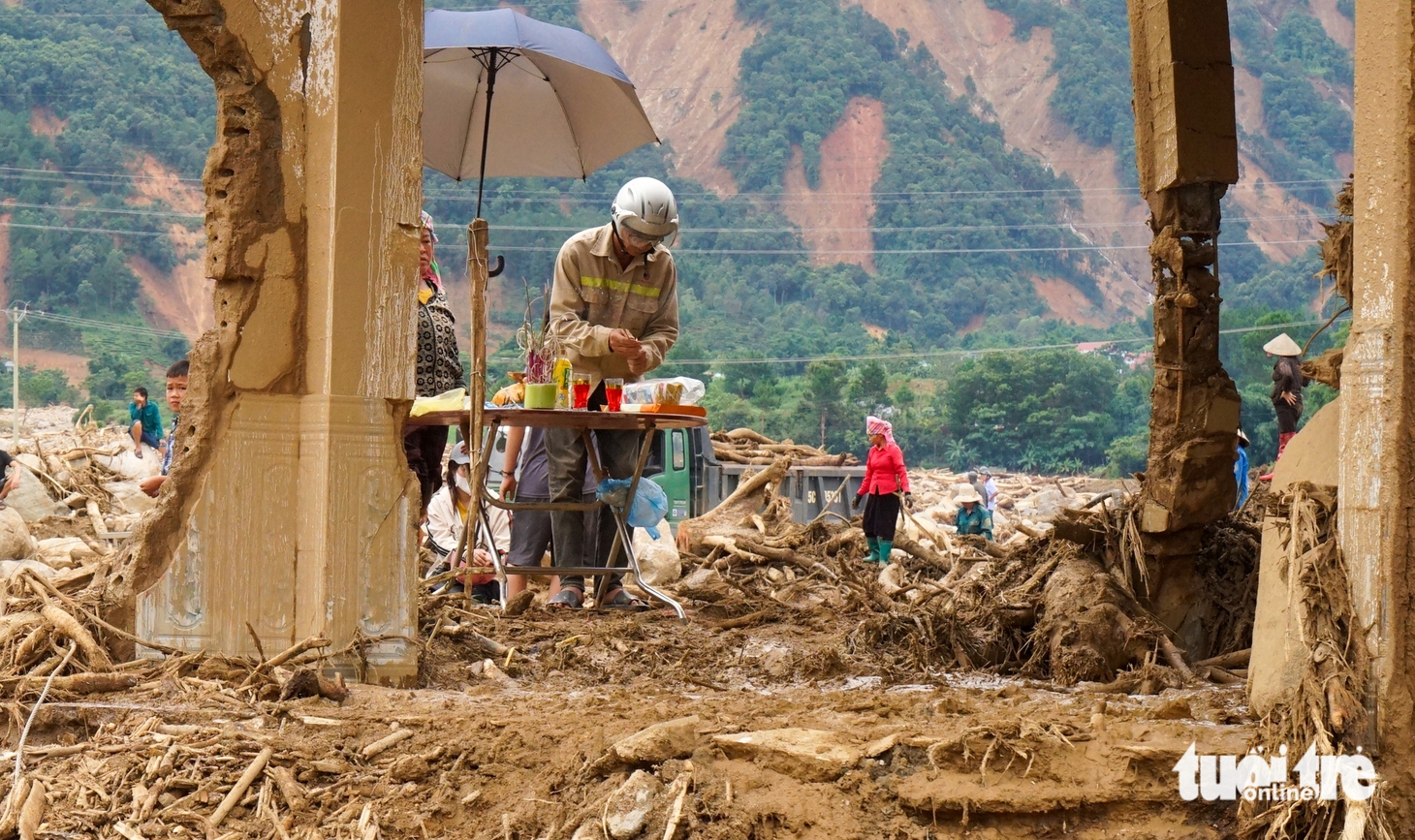 Mường Than sau lũ: Cơ nghiệp tiền tỉ tan hoang, bát hương thờ mẹ bằng thân cây chuối - Ảnh 3.