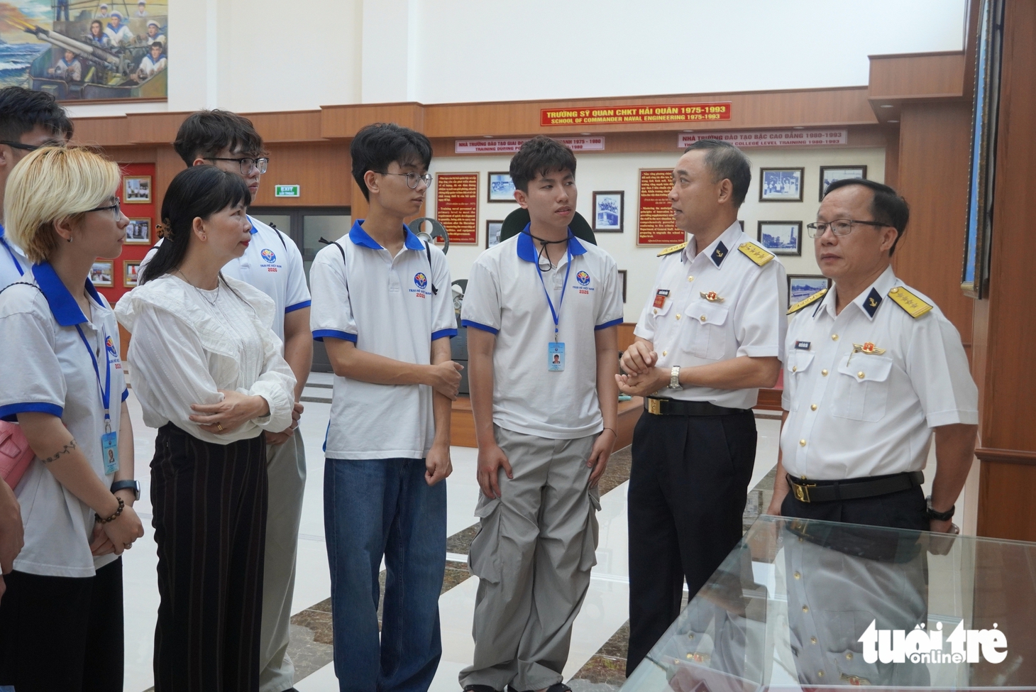 Kiều bào trẻ giao lưu với chiến sĩ, học viên Học viện Hải quân tại Nha Trang - Ảnh 2.