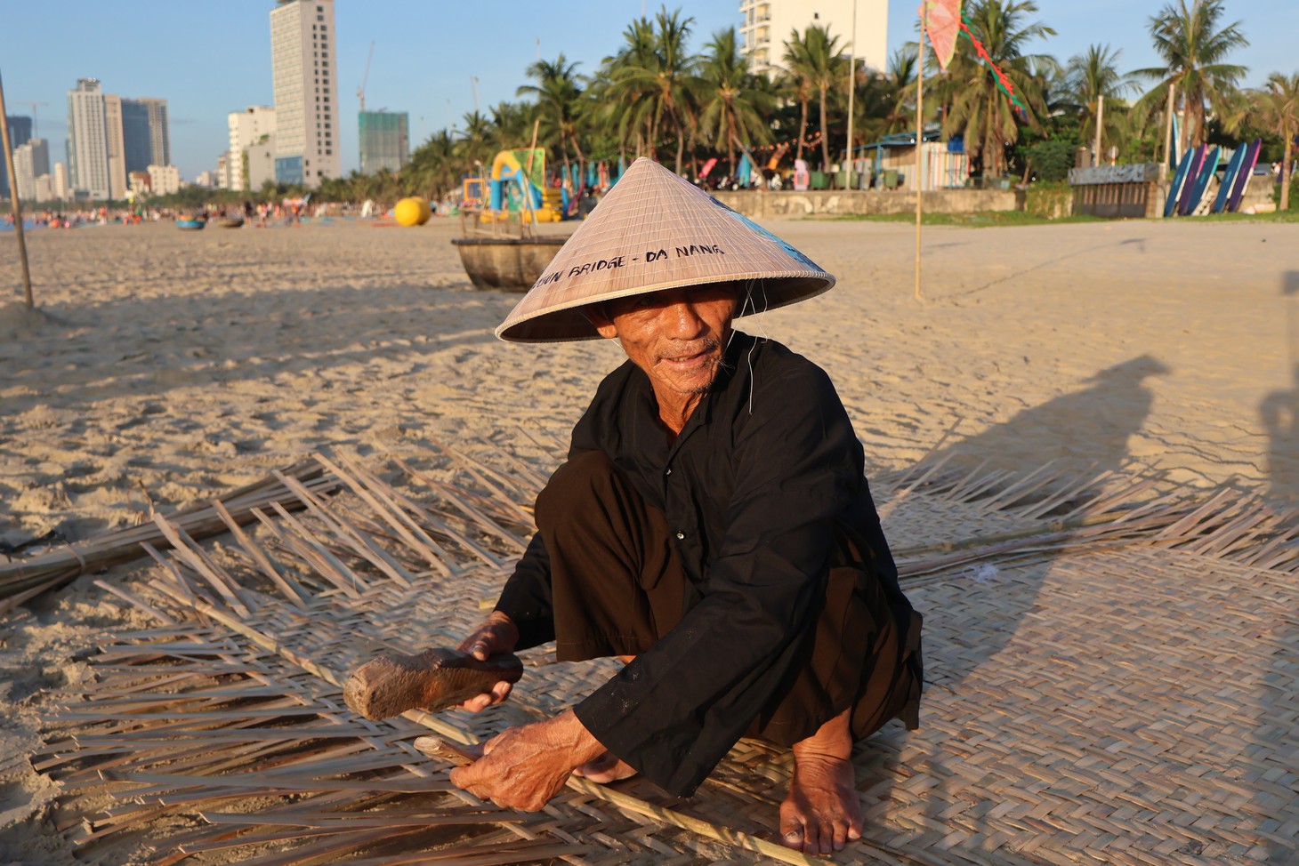 Du khách thích thú trải nghiệm kéo lưới và tìm hiểu văn hóa làng chài Đà Nẵng - Ảnh 7.