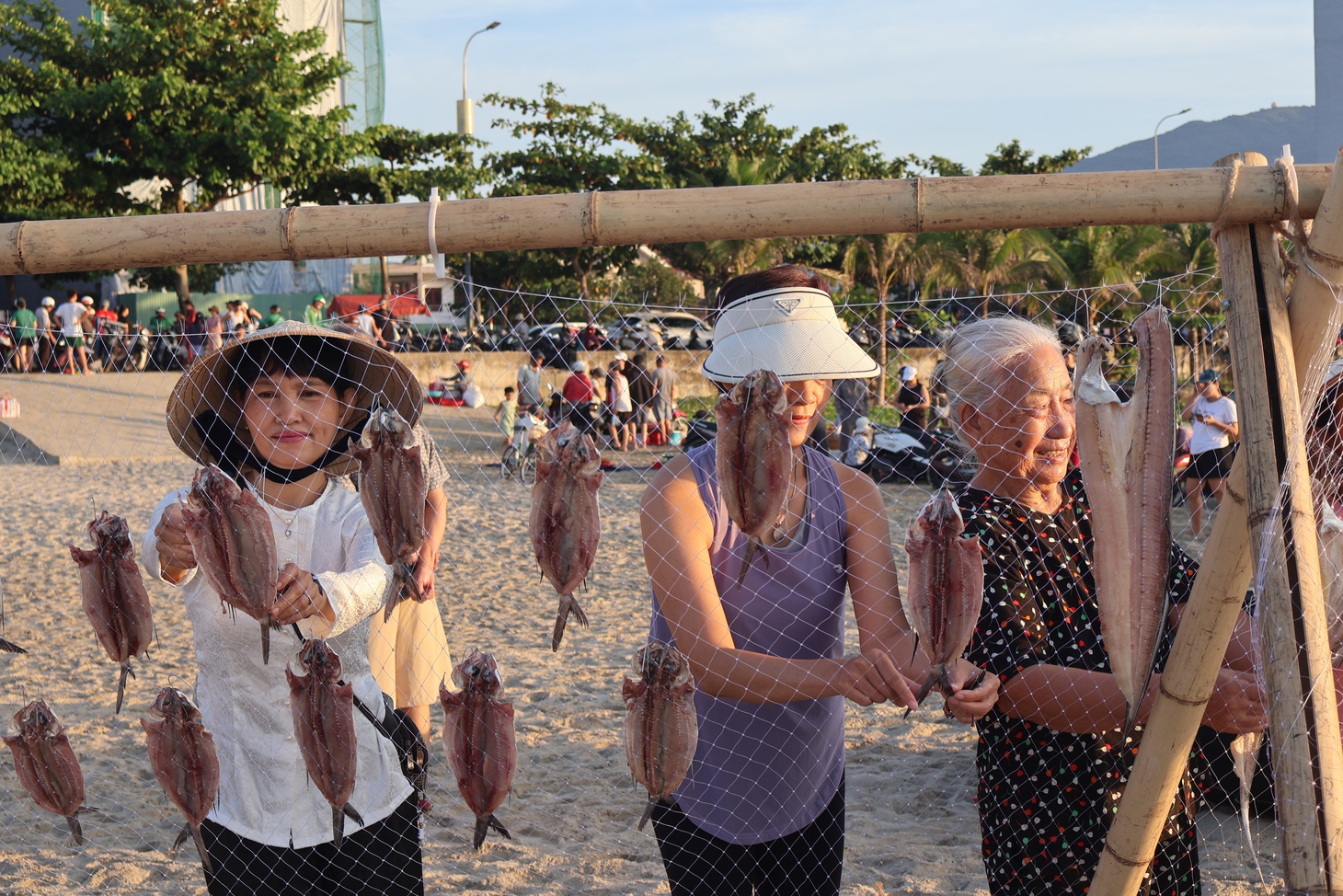Du khách thích thú trải nghiệm kéo lưới và tìm hiểu văn hóa làng chài Đà Nẵng - Ảnh 5.