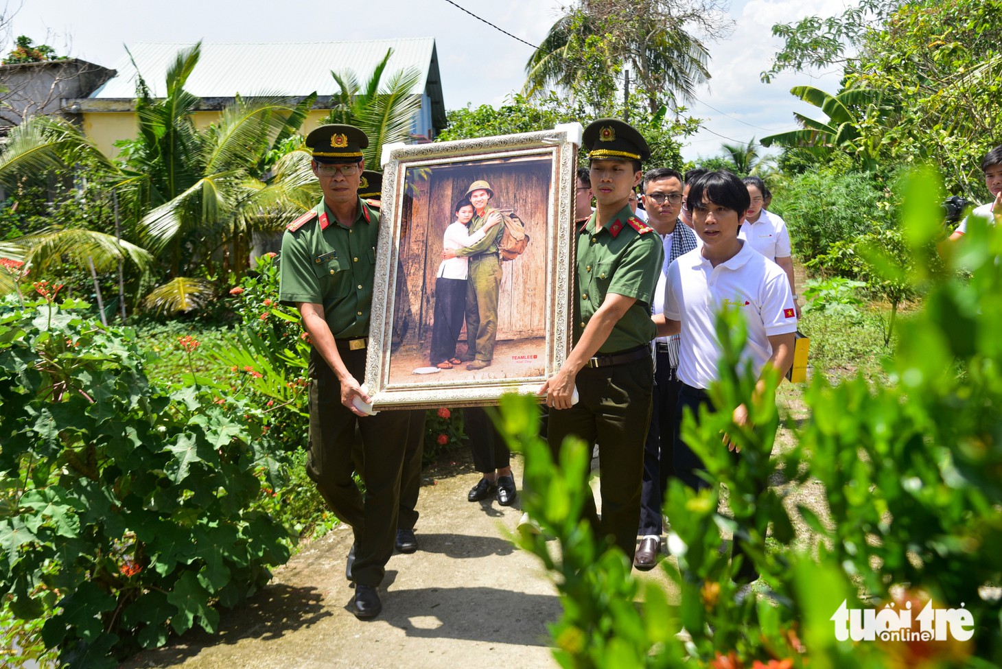 Phần quà đặc biệt sau gần 60 năm, bà Nguyễn Thị Lệ được ôm chồng Huỳnh Văn Quên trong một bức ảnh - Ảnh 2.