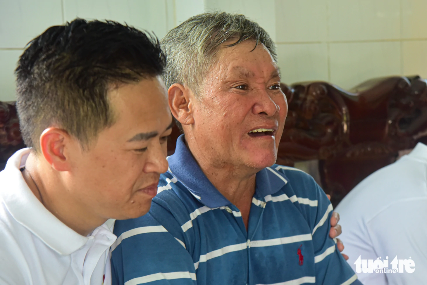 Phần quà đặc biệt sau gần 60 năm, bà Nguyễn Thị Lệ được ôm chồng Huỳnh Văn Quên trong một bức ảnh - Ảnh 3.