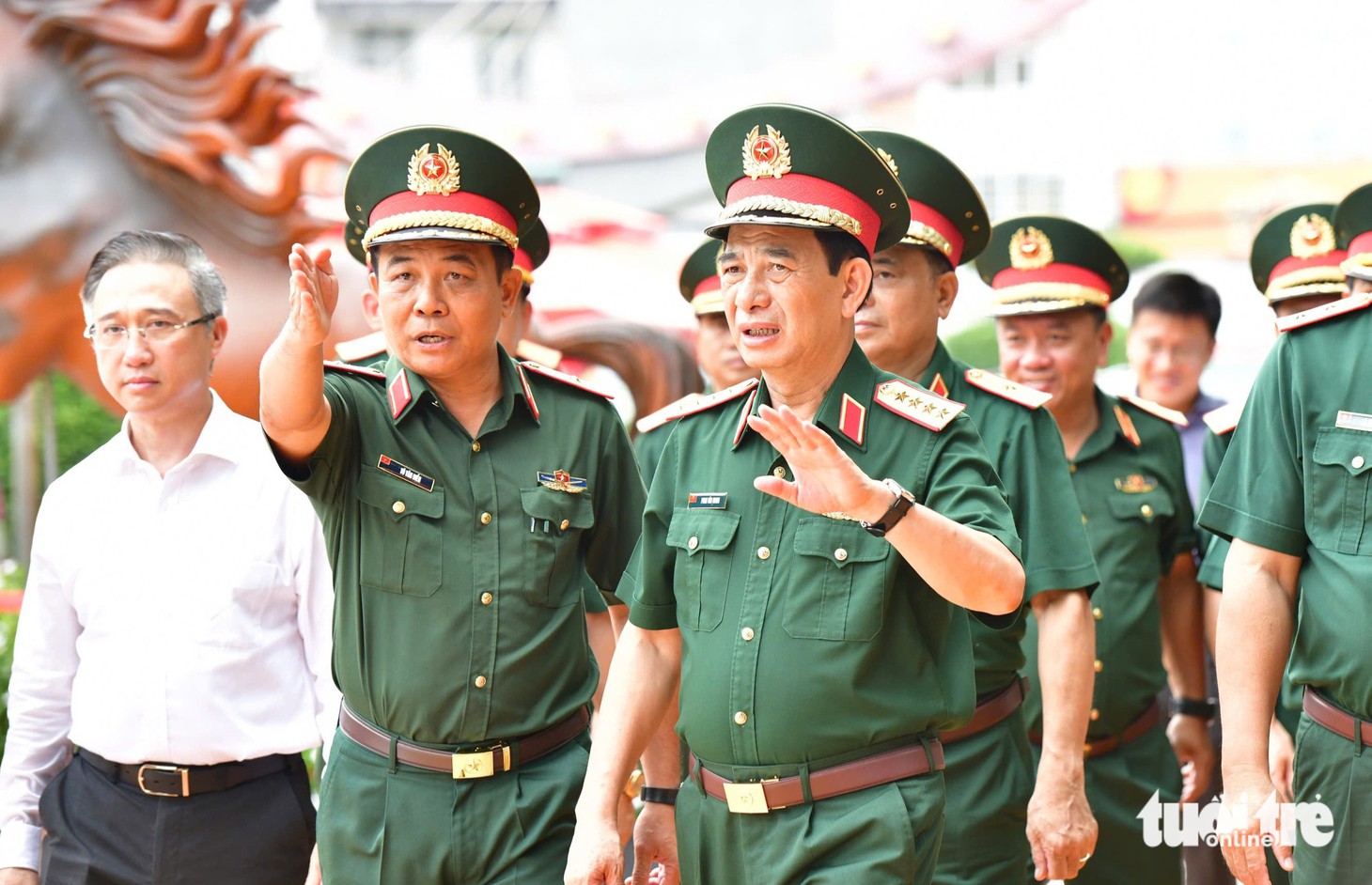 Đại tướng Phan Văn Giang dâng hương tưởng niệm các anh hùng liệt sĩ tại công viên Lê Thị Riêng - Ảnh 3.