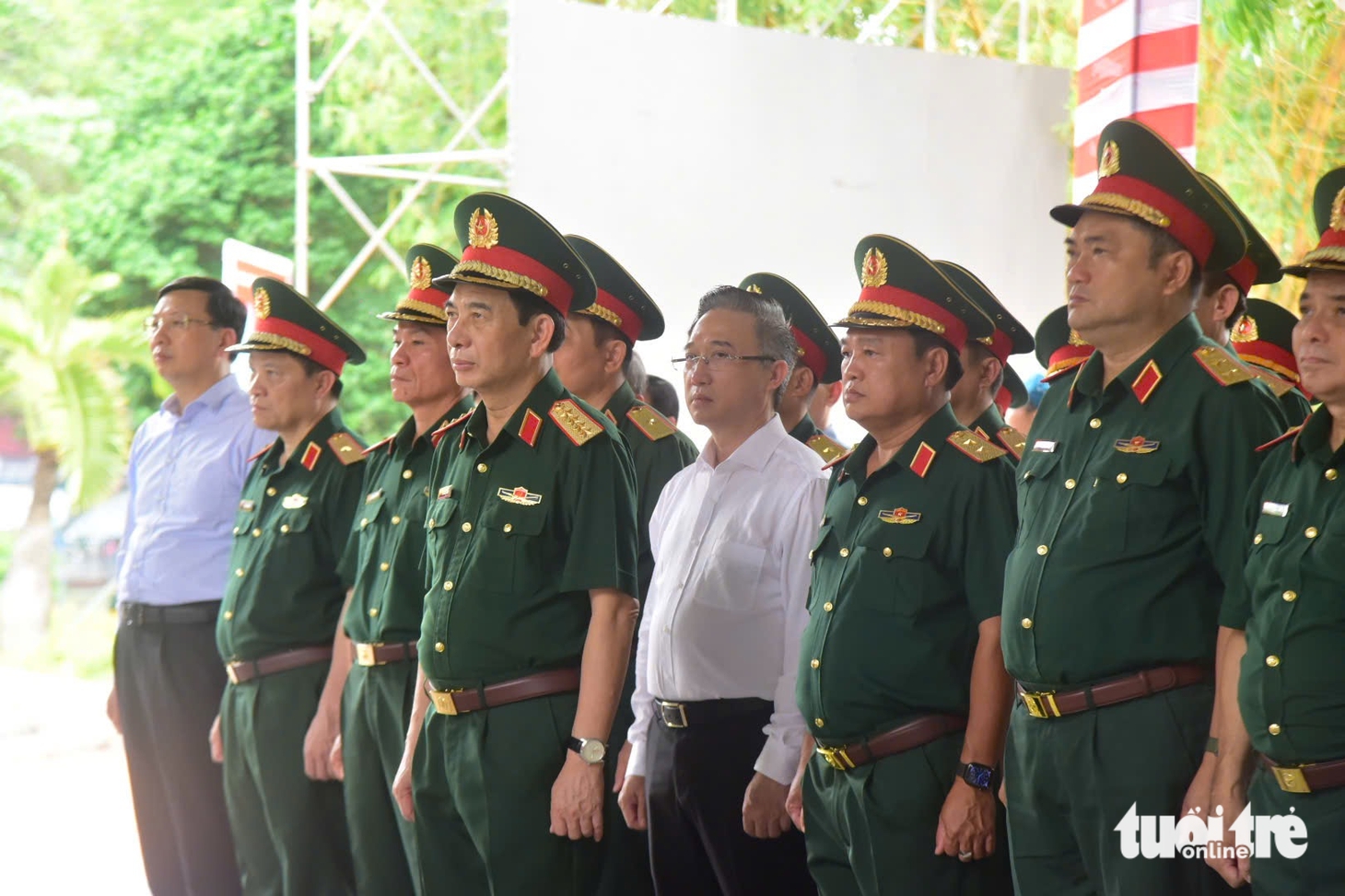 Đại tướng Phan Văn Giang dâng hương tưởng niệm các anh hùng liệt sĩ tại công viên Lê Thị Riêng - Ảnh 8.