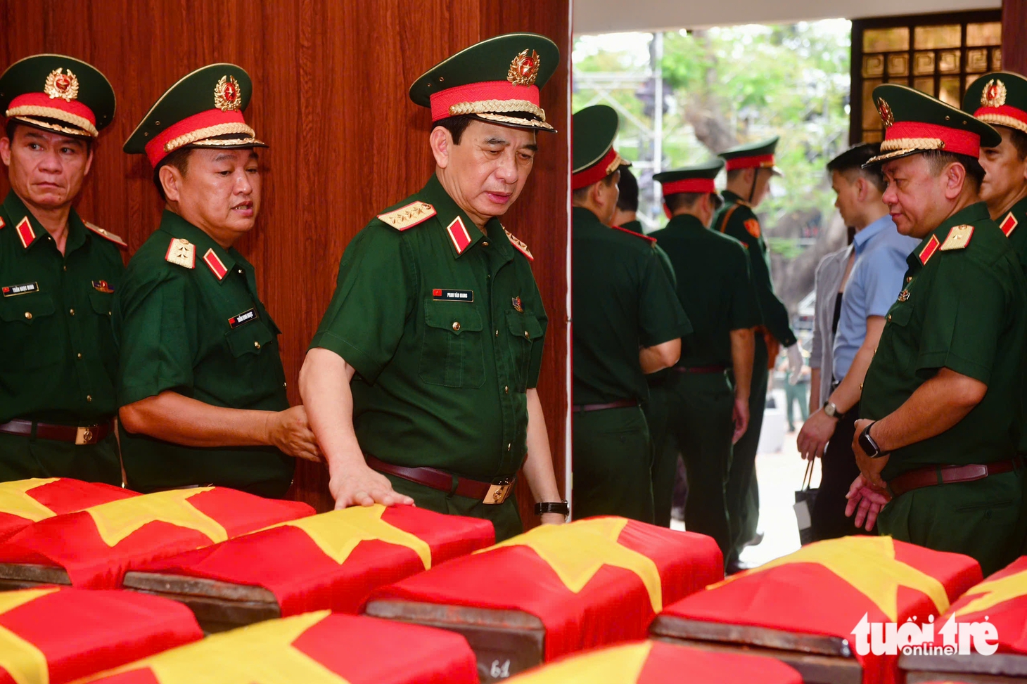 Đại tướng Phan Văn Giang dâng hương tưởng niệm các anh hùng liệt sĩ tại công viên Lê Thị Riêng - Ảnh 2.
