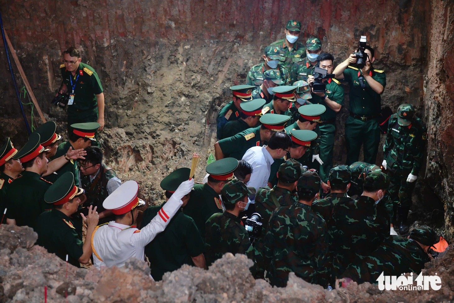 Đại tướng Phan Văn Giang dâng hương tưởng niệm các anh hùng liệt sĩ tại công viên Lê Thị Riêng - Ảnh 6.