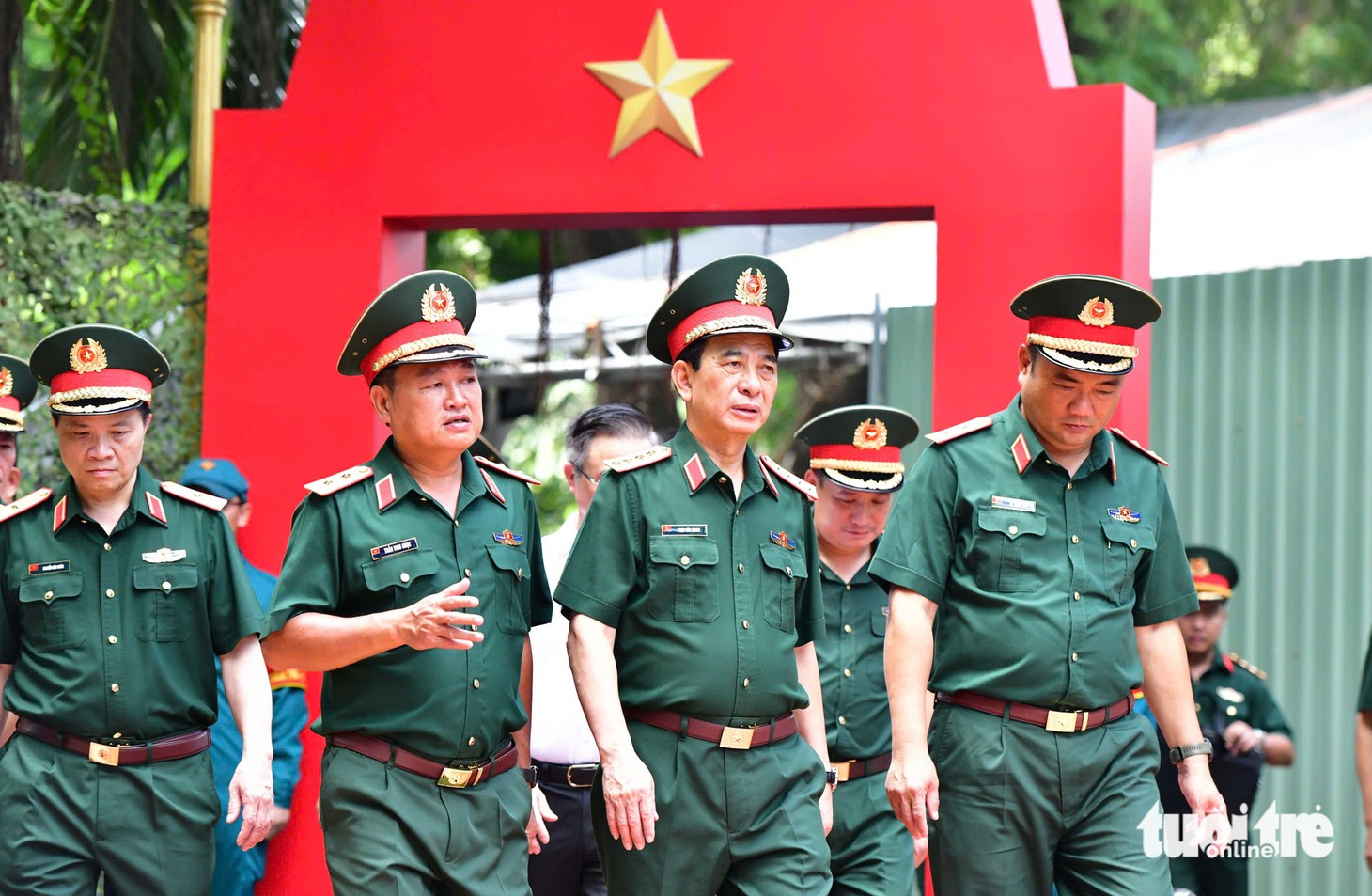 Đại tướng Phan Văn Giang dâng hương tưởng niệm các anh hùng liệt sĩ tại công viên Lê Thị Riêng - Ảnh 5.