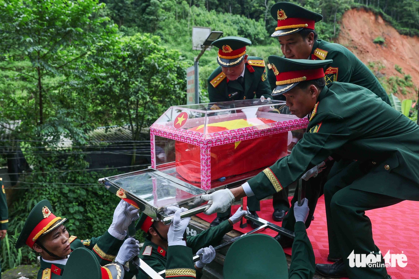 Dòng người đội nắng tiễn đưa 34 liệt sĩ rời chiến trường Vị Xuyên  - Ảnh 12.