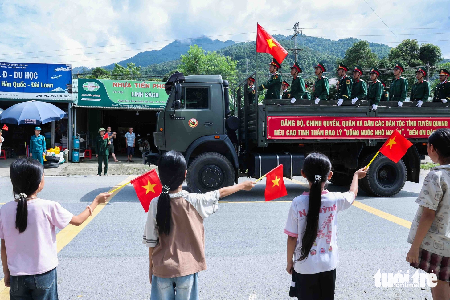 Dòng người đội nắng tiễn đưa 34 liệt sĩ rời chiến trường Vị Xuyên  - Ảnh 15.