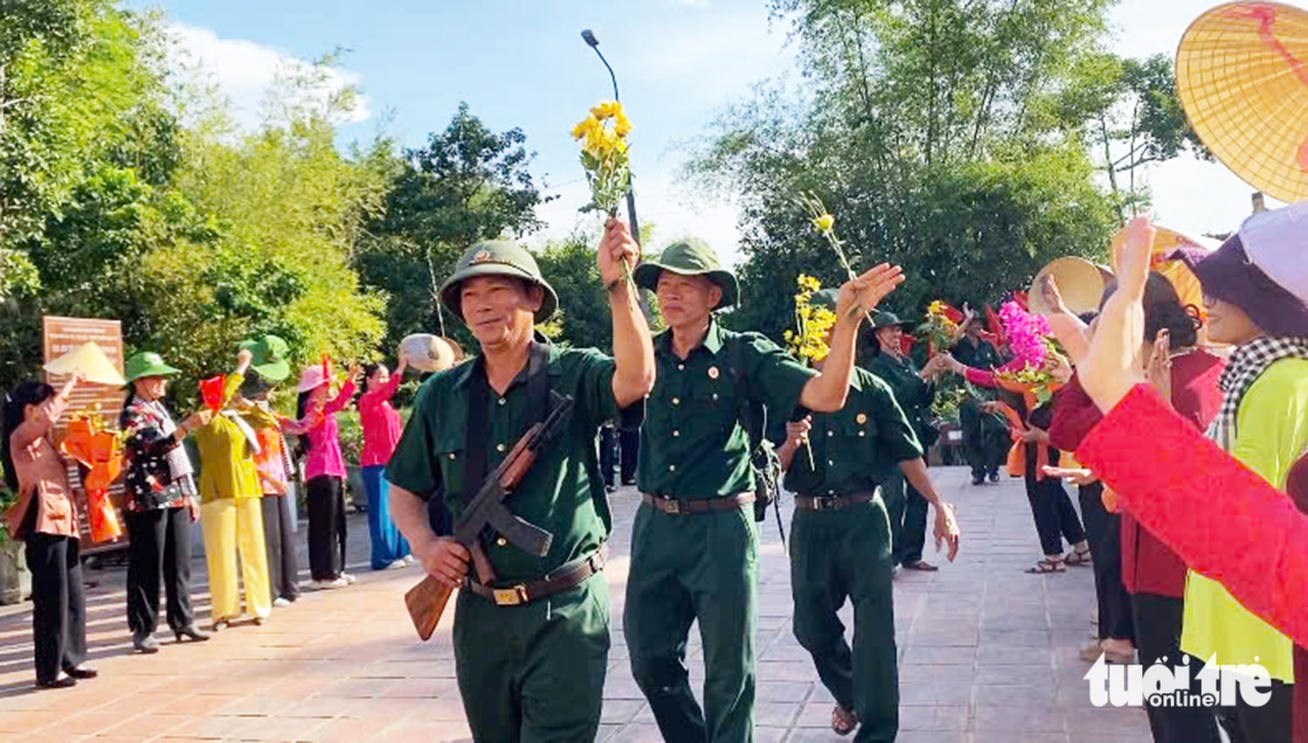 Xúc động cảnh bộ đội hành quân, chiến thắng trở về trong vòng tay yêu thương nhân dân - Ảnh 4.