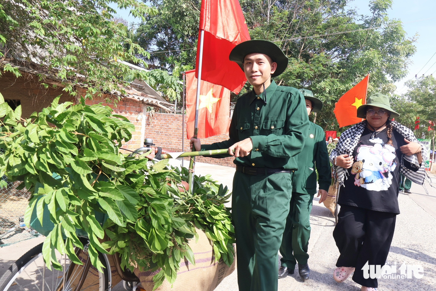 Xúc động cảnh bộ đội hành quân, chiến thắng trở về trong vòng tay yêu thương nhân dân - Ảnh 6.