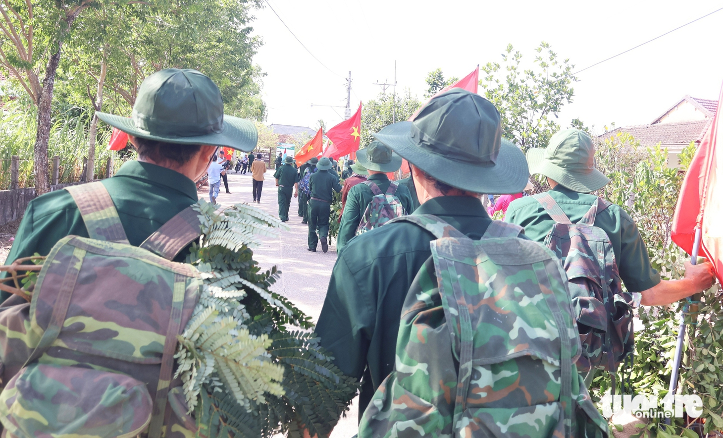 Xúc động cảnh bộ đội hành quân, chiến thắng trở về trong vòng tay yêu thương nhân dân - Ảnh 8.