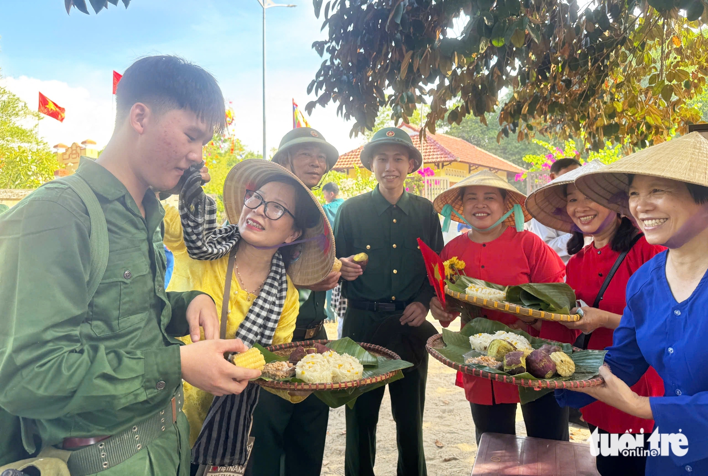 Xúc động cảnh bộ đội hành quân, chiến thắng trở về trong vòng tay yêu thương nhân dân - Ảnh 12.