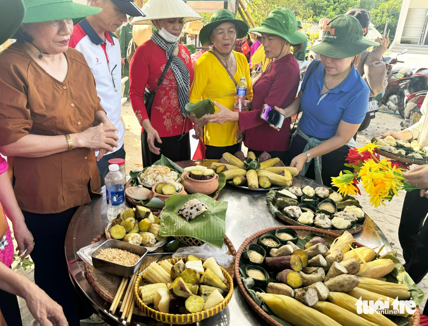 Xúc động cảnh bộ đội hành quân, chiến thắng trở về trong vòng tay yêu thương nhân dân - Ảnh 13.