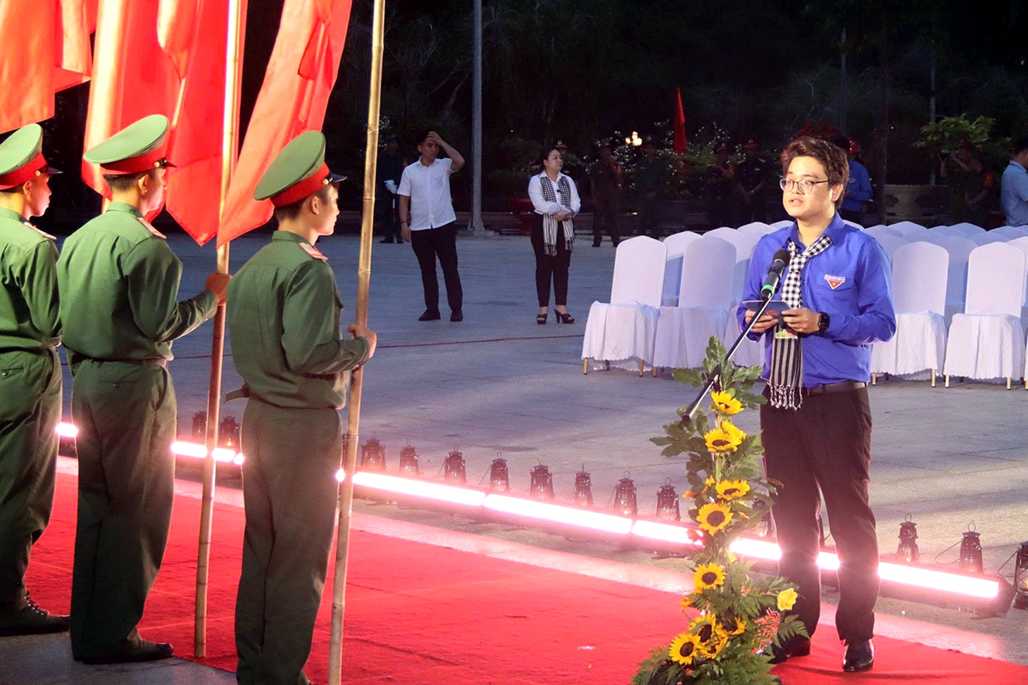 Bí thư Trần Lưu Quang cùng lãnh đạo TP.HCM dâng hương, thắp nến tri ân anh hùng liệt sĩ tại Côn Đảo - Ảnh 5.