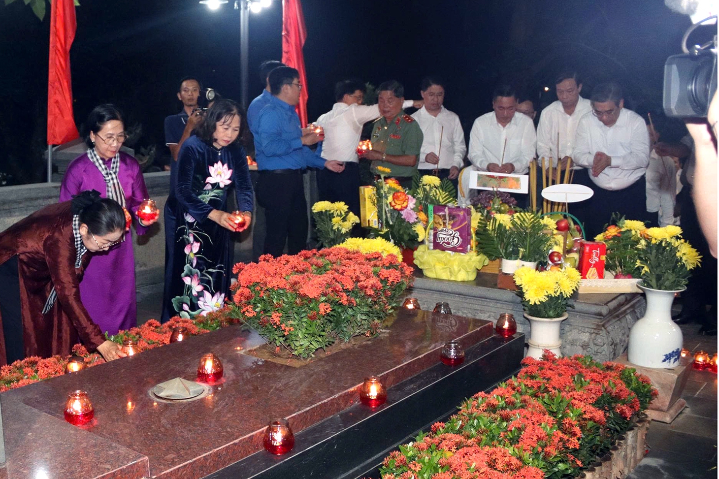 Bí thư Trần Lưu Quang cùng lãnh đạo TP.HCM dâng hương, thắp nến tri ân anh hùng liệt sĩ tại Côn Đảo - Ảnh 7.