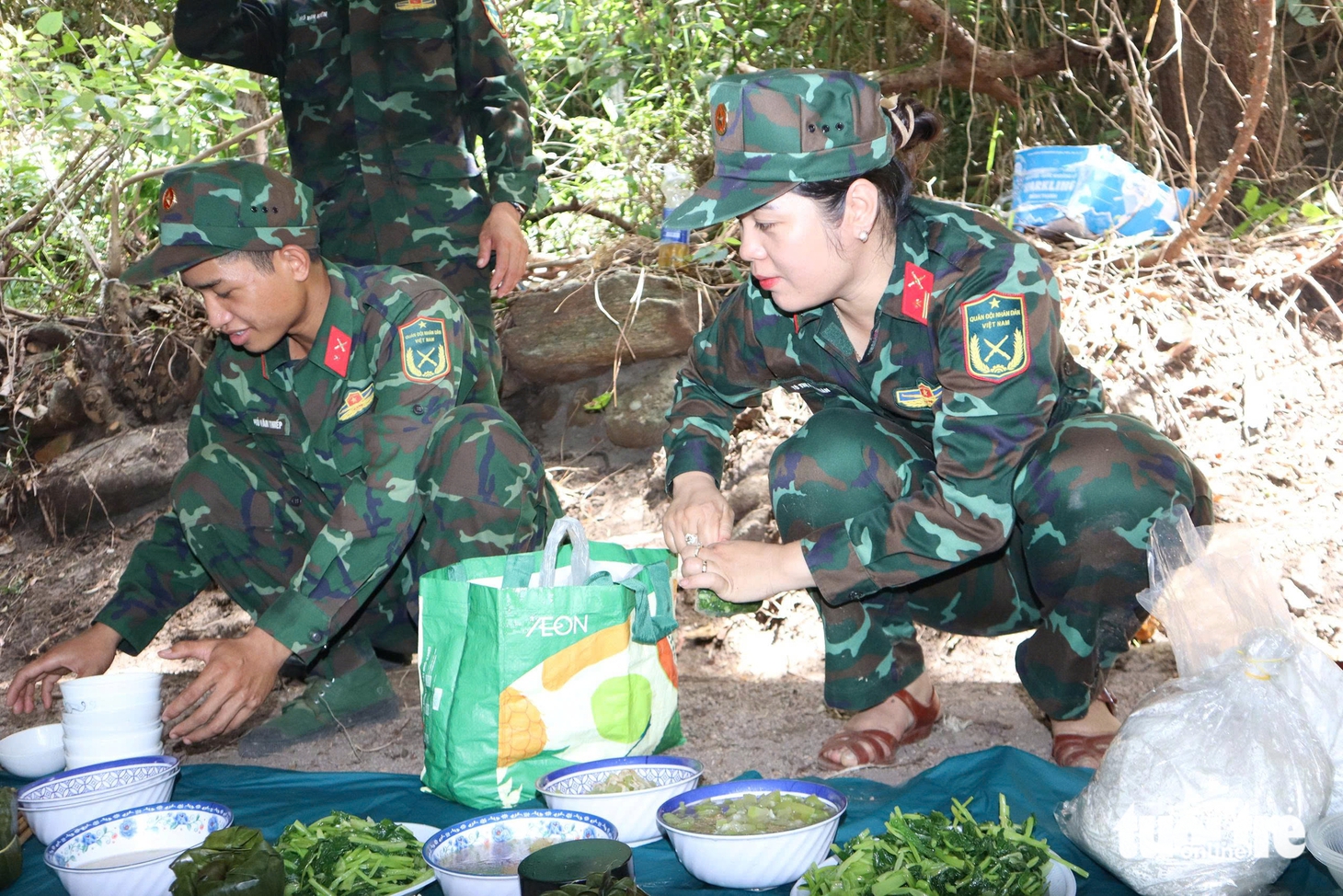 Cõng cơm vượt núi tiếp sức cho bộ đội khai quật hài cốt liệt sĩ - Ảnh 1.