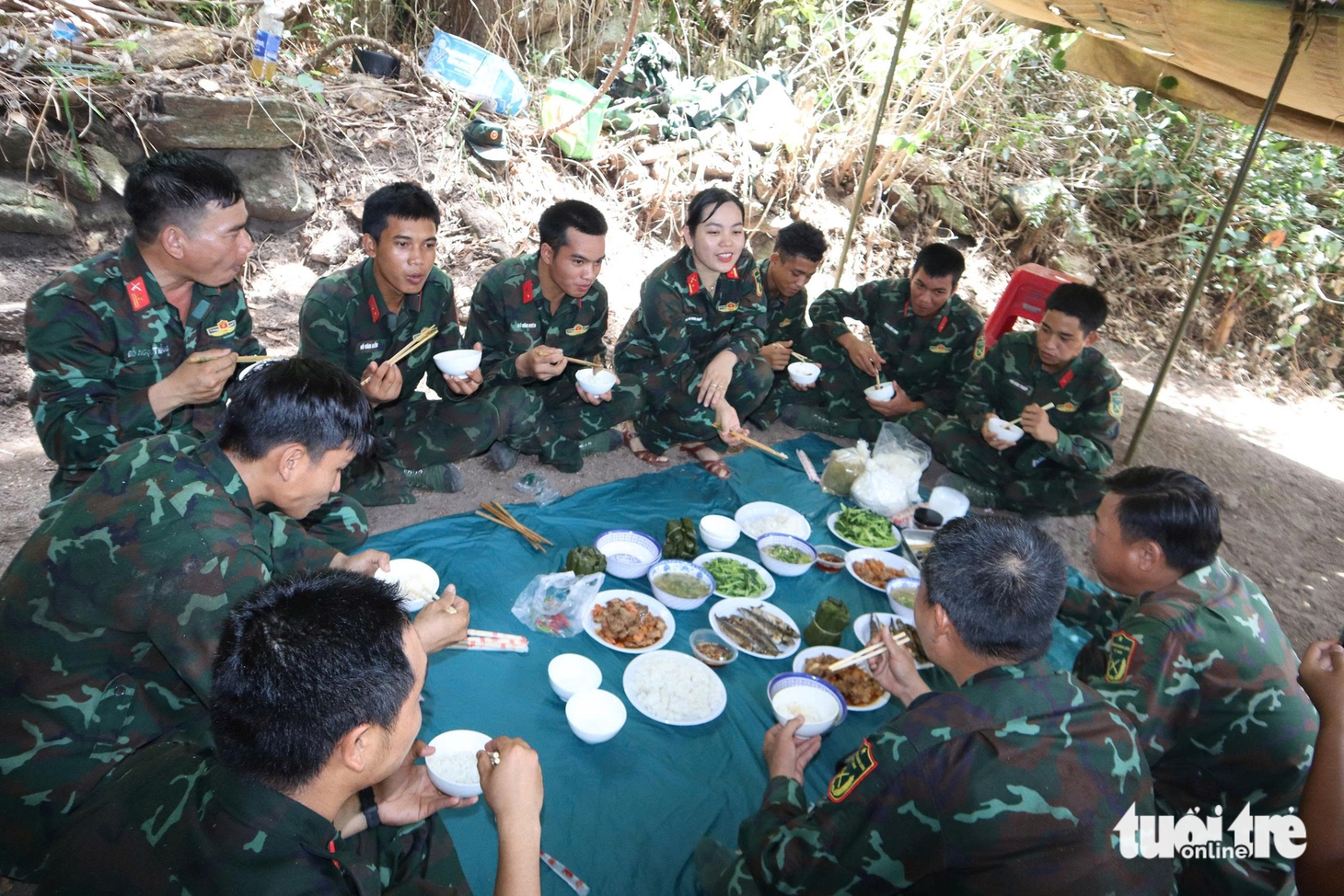 Cõng cơm vượt núi tiếp sức cho bộ đội khai quật hài cốt liệt sĩ - Ảnh 7.