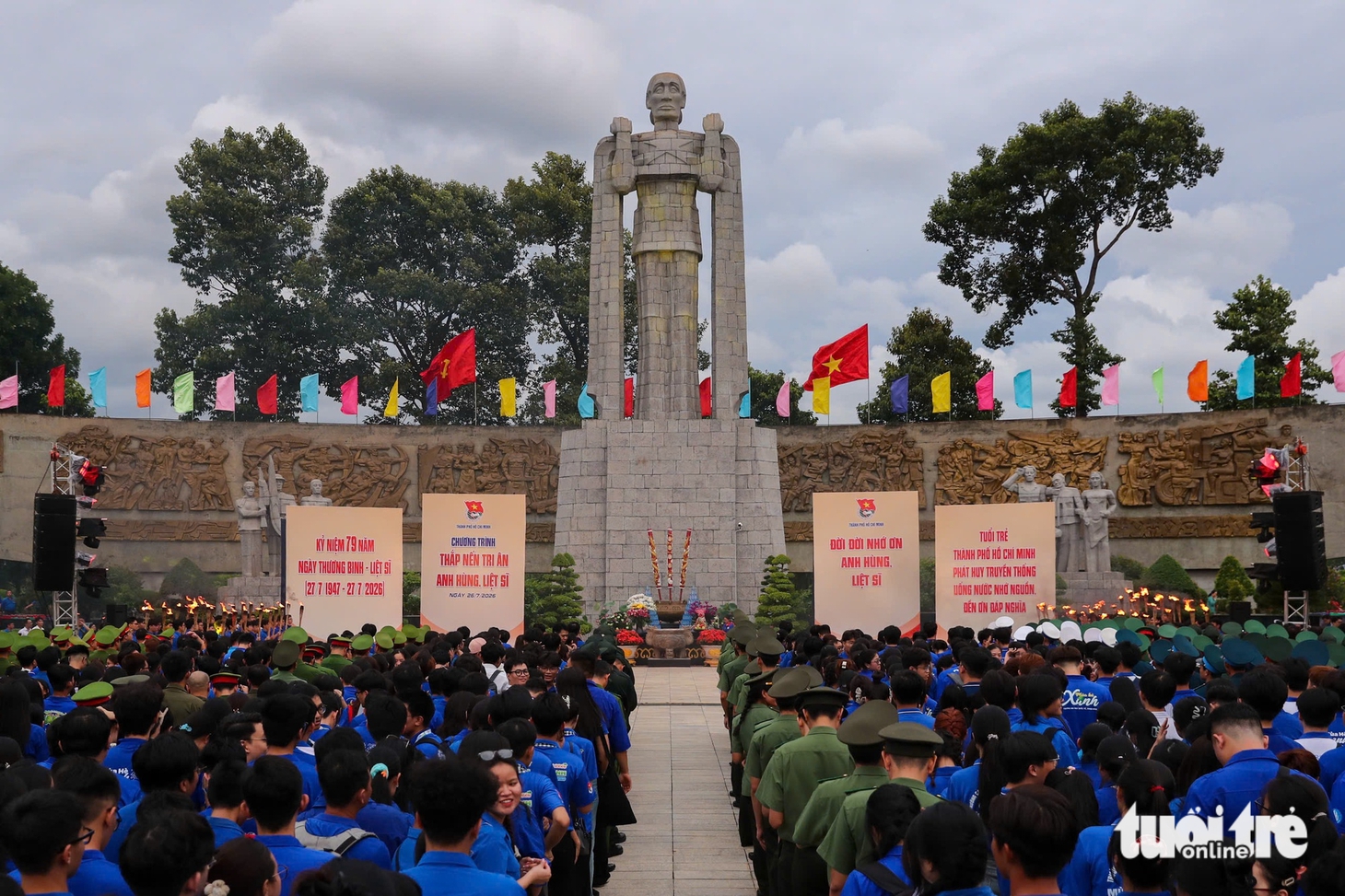 Lãnh đạo Thành ủy TP.HCM dâng hương, thắp nến tri ân Anh hùng liệt sĩ - Ảnh 2.