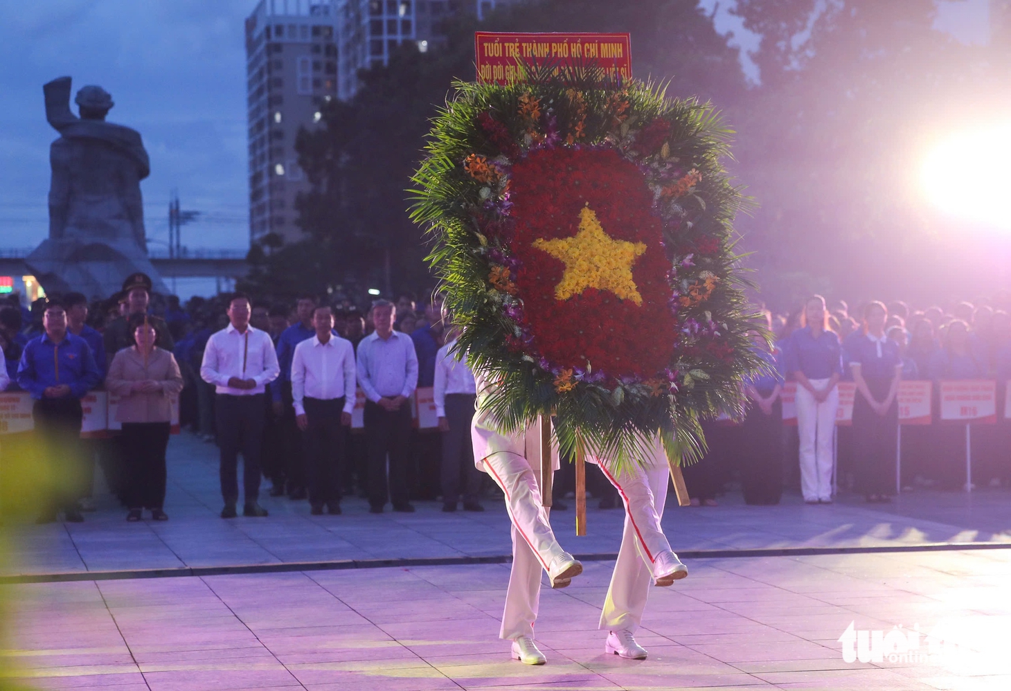 Lãnh đạo Thành ủy TP.HCM dâng hương, thắp nến tri ân Anh hùng liệt sĩ - Ảnh 3.