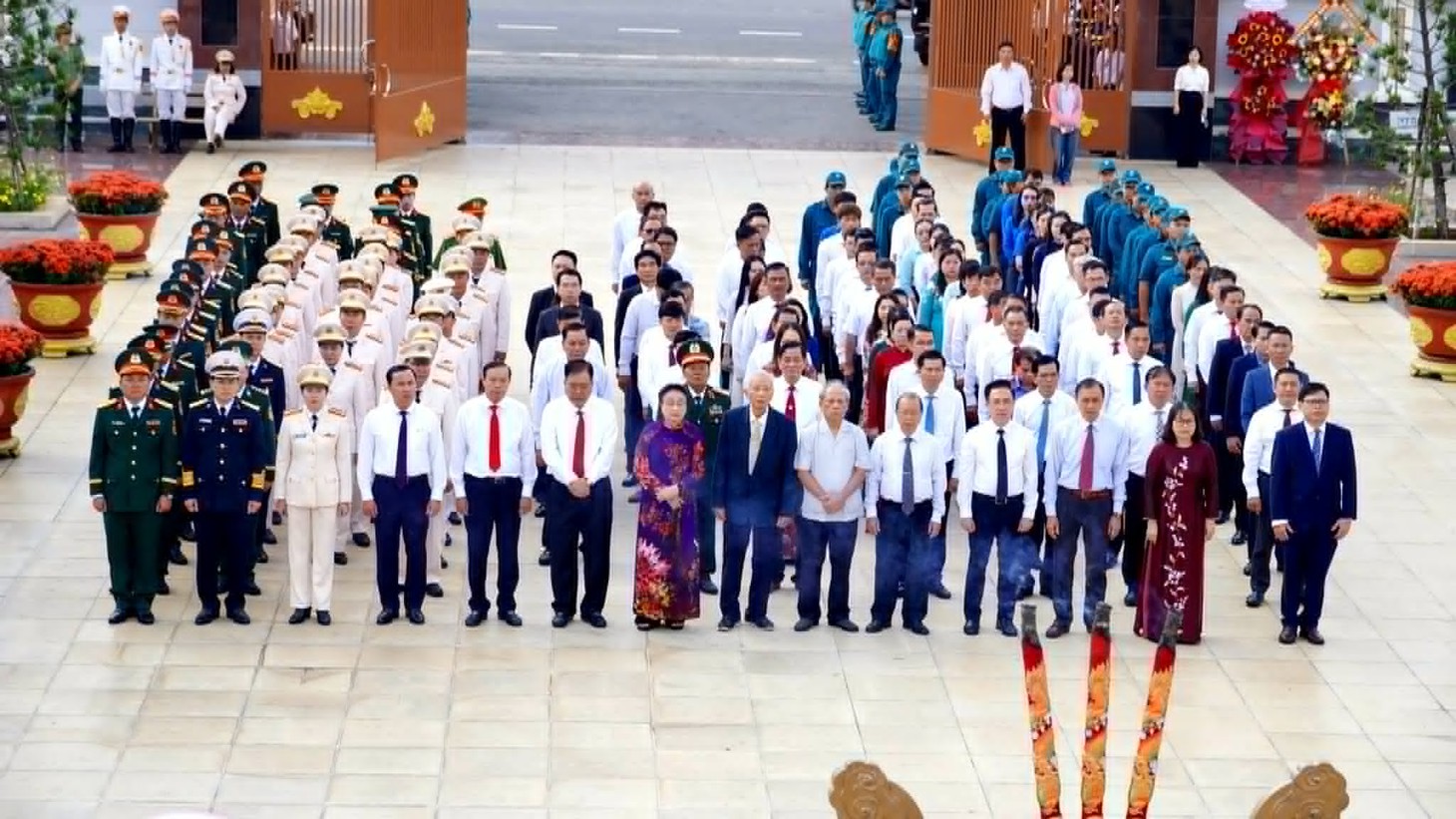 Bí thư Trần Lưu Quang cùng lãnh đạo TP.HCM dâng hương tưởng niệm Anh hùng liệt sĩ nhân ngày 27-7 - Ảnh 11.