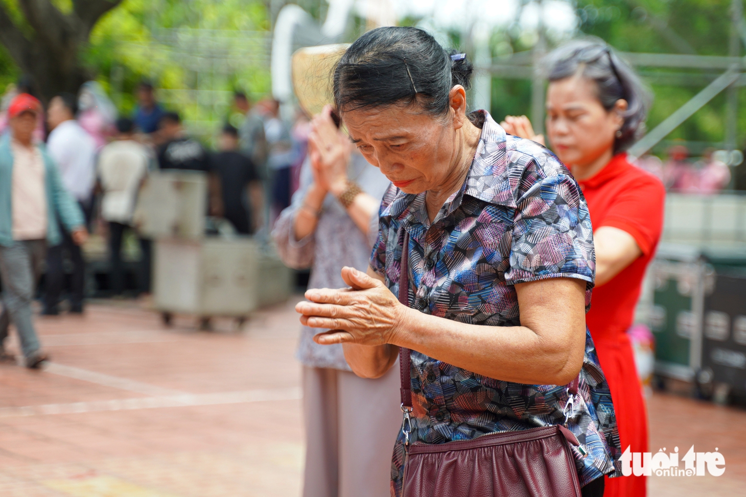 Nén hương và hoa thắm đượm lòng thành kính tại Công viên Lê Thị Riêng ngày 27-7 - Ảnh 6.
