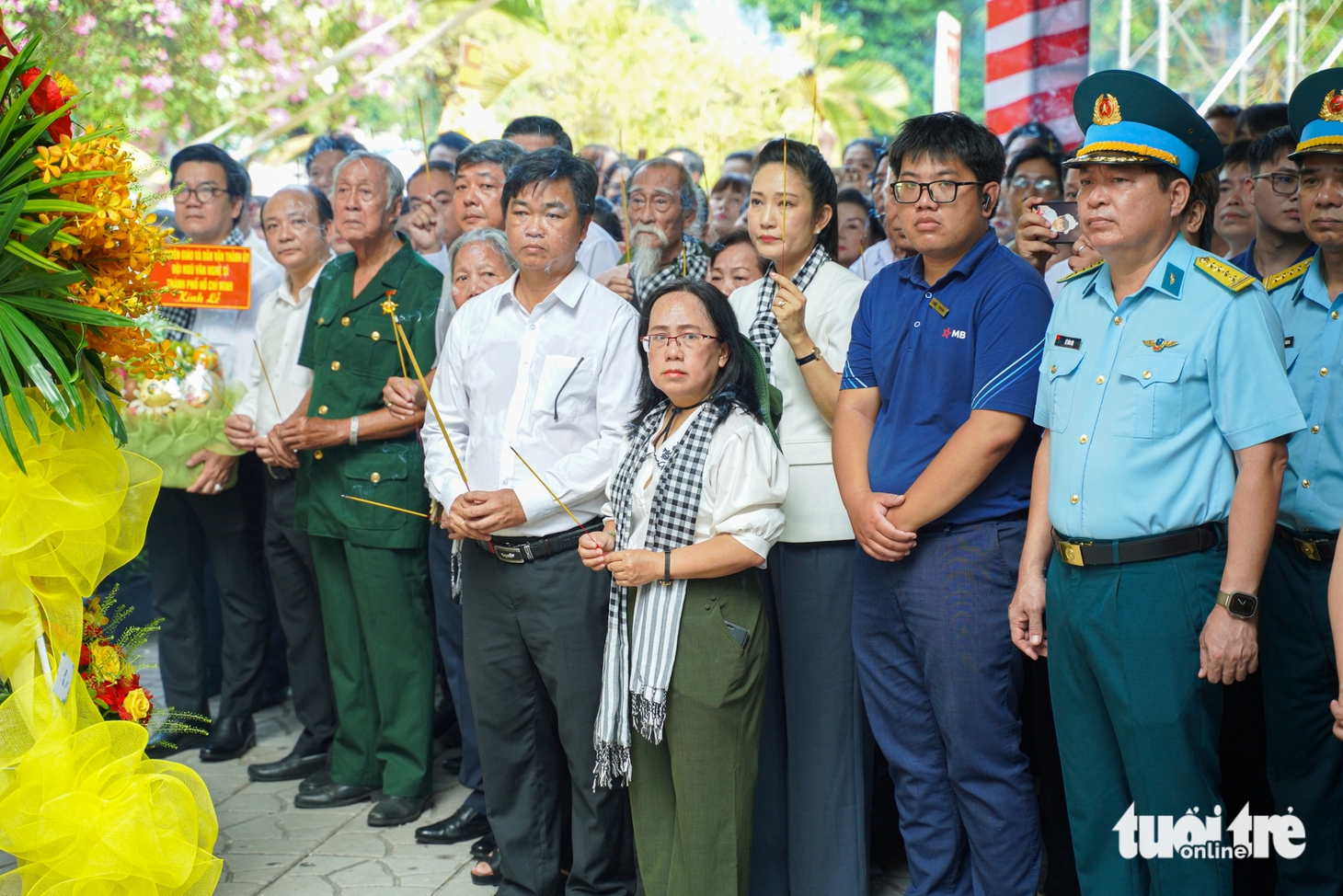 Nén hương và hoa thắm đượm lòng thành kính tại Công viên Lê Thị Riêng ngày 27-7 - Ảnh 9.