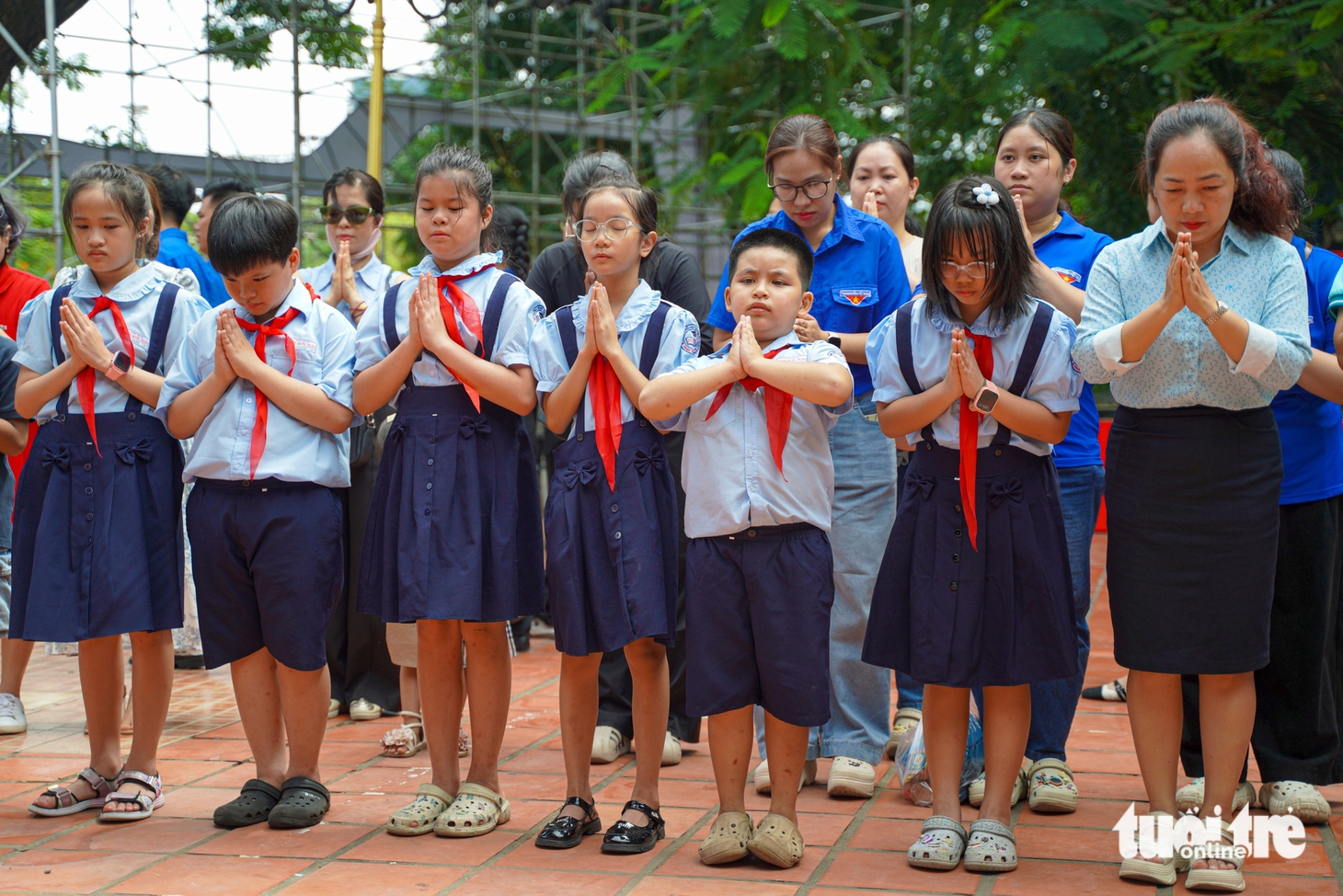 Nén hương và hoa thắm đượm lòng thành kính tại Công viên Lê Thị Riêng ngày 27-7 - Ảnh 12.