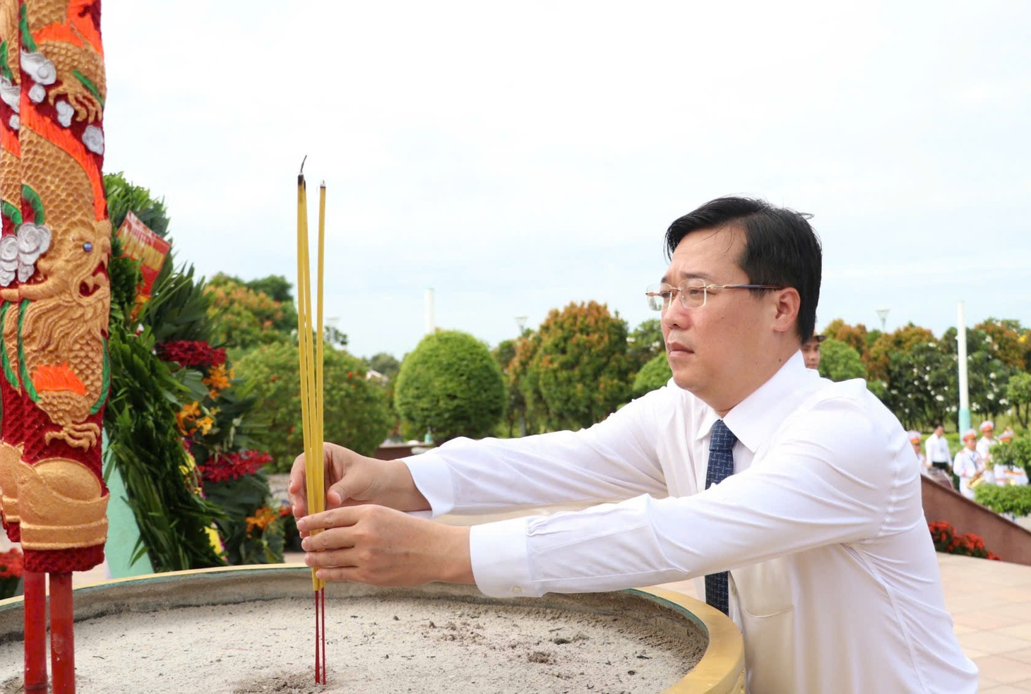 Bí thư Trần Lưu Quang cùng lãnh đạo TP.HCM dâng hương tưởng niệm Anh hùng liệt sĩ nhân ngày 27-7 - Ảnh 6.