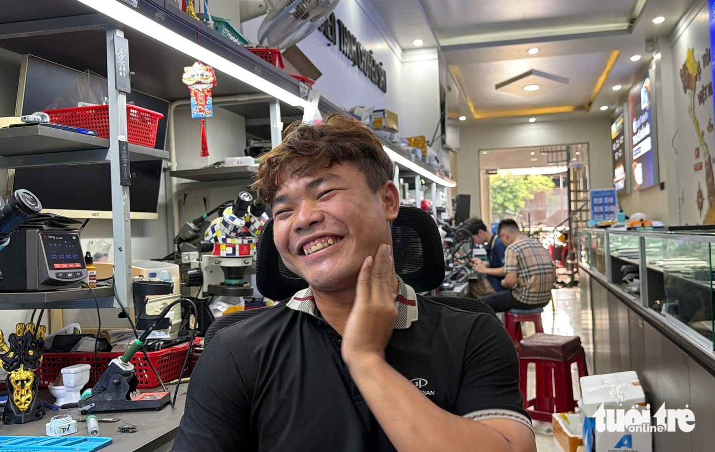 Chàng trai mất chân, tìm cơ hội trên chính đôi tay mình - Ảnh 3.
