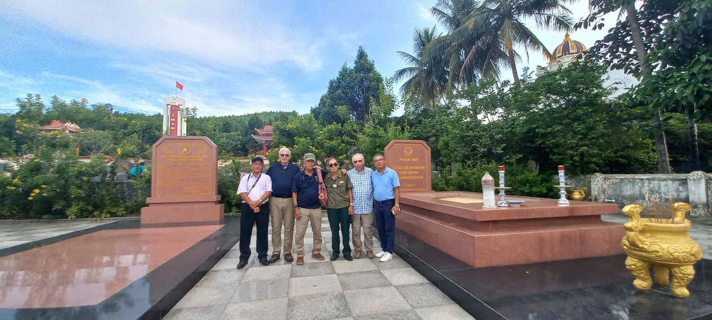 Tìm danh tính 17 hài cốt trong hố chôn tập thể - Ảnh 6.