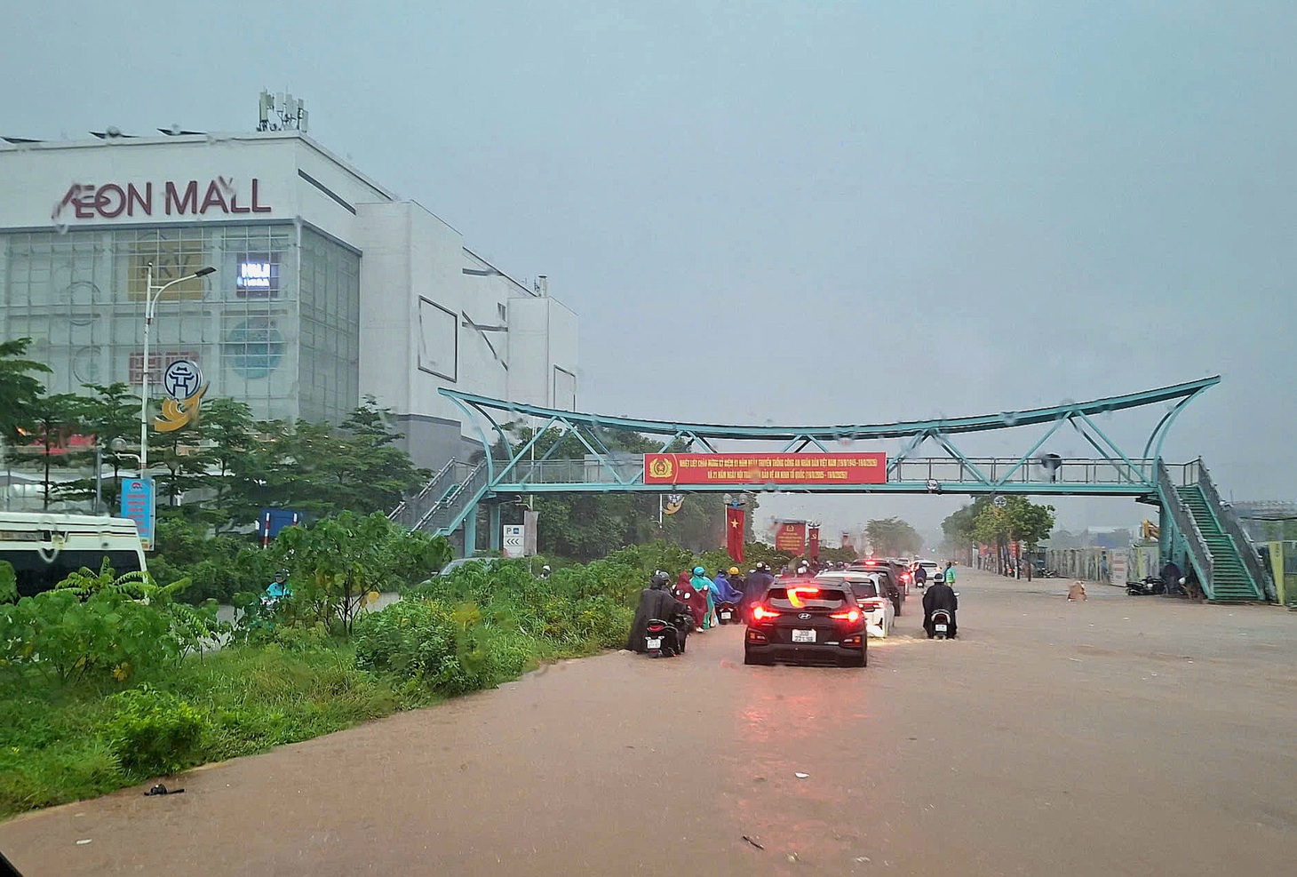 Hà Nội mưa lớn giờ tan tầm , khu vực trước Aeon Mall Long Biên ngập sâu - Ảnh 2.