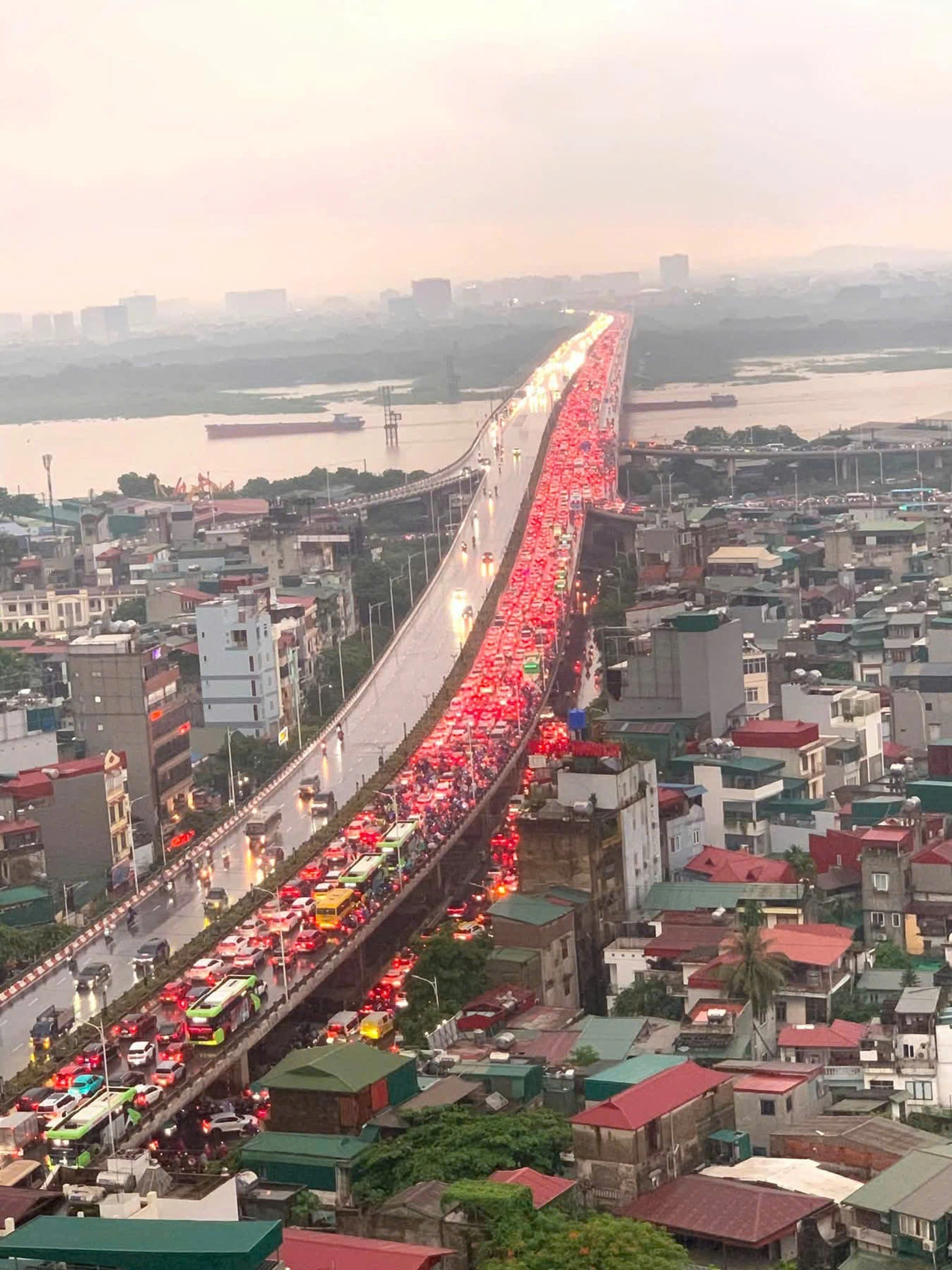 Hà Nội mưa lớn giờ tan tầm , khu vực trước Aeon Mall Long Biên ngập sâu - Ảnh 4.